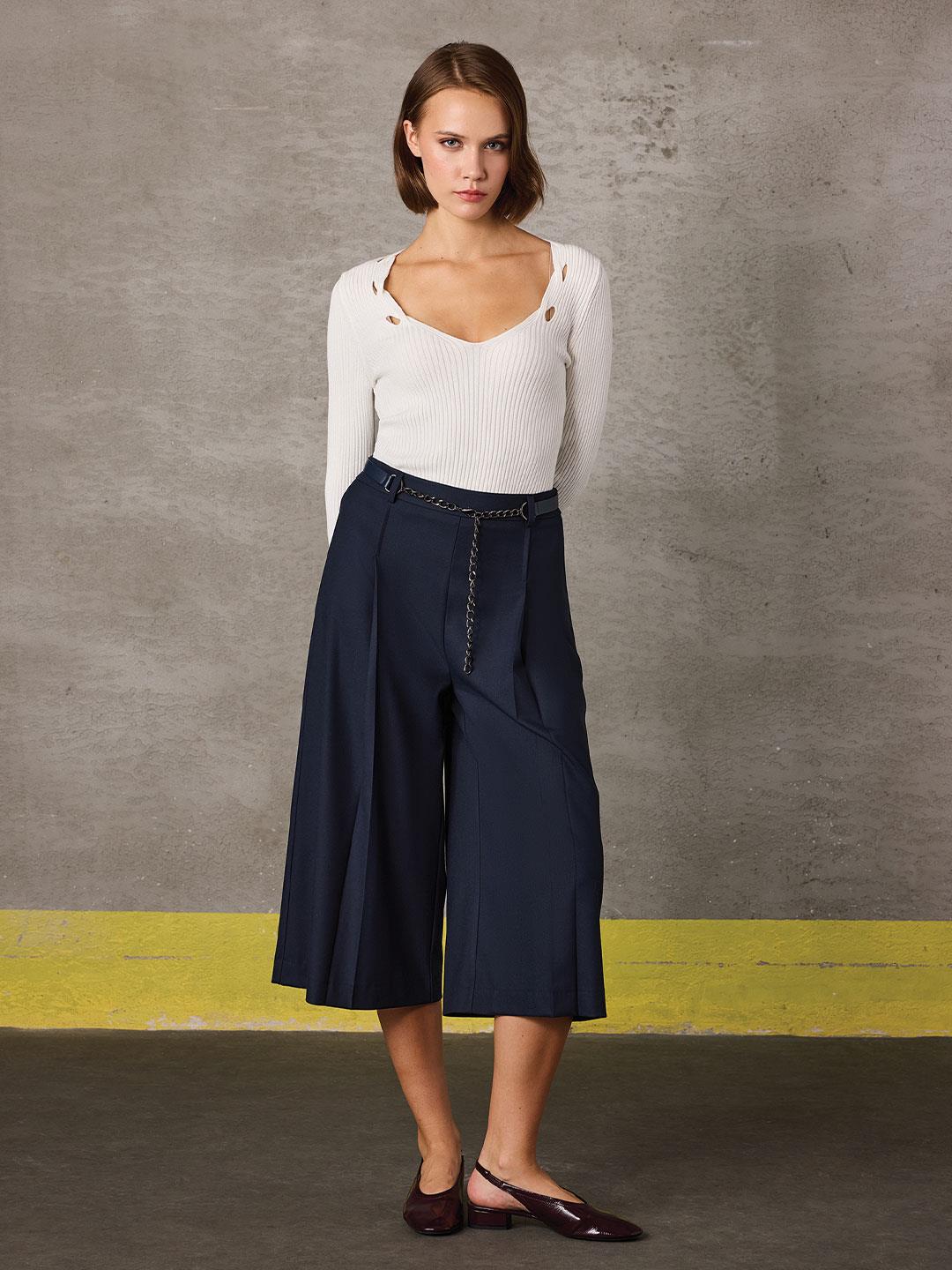 ZİNCİR KEMER DETAYLI PİLELİ PANTOLON