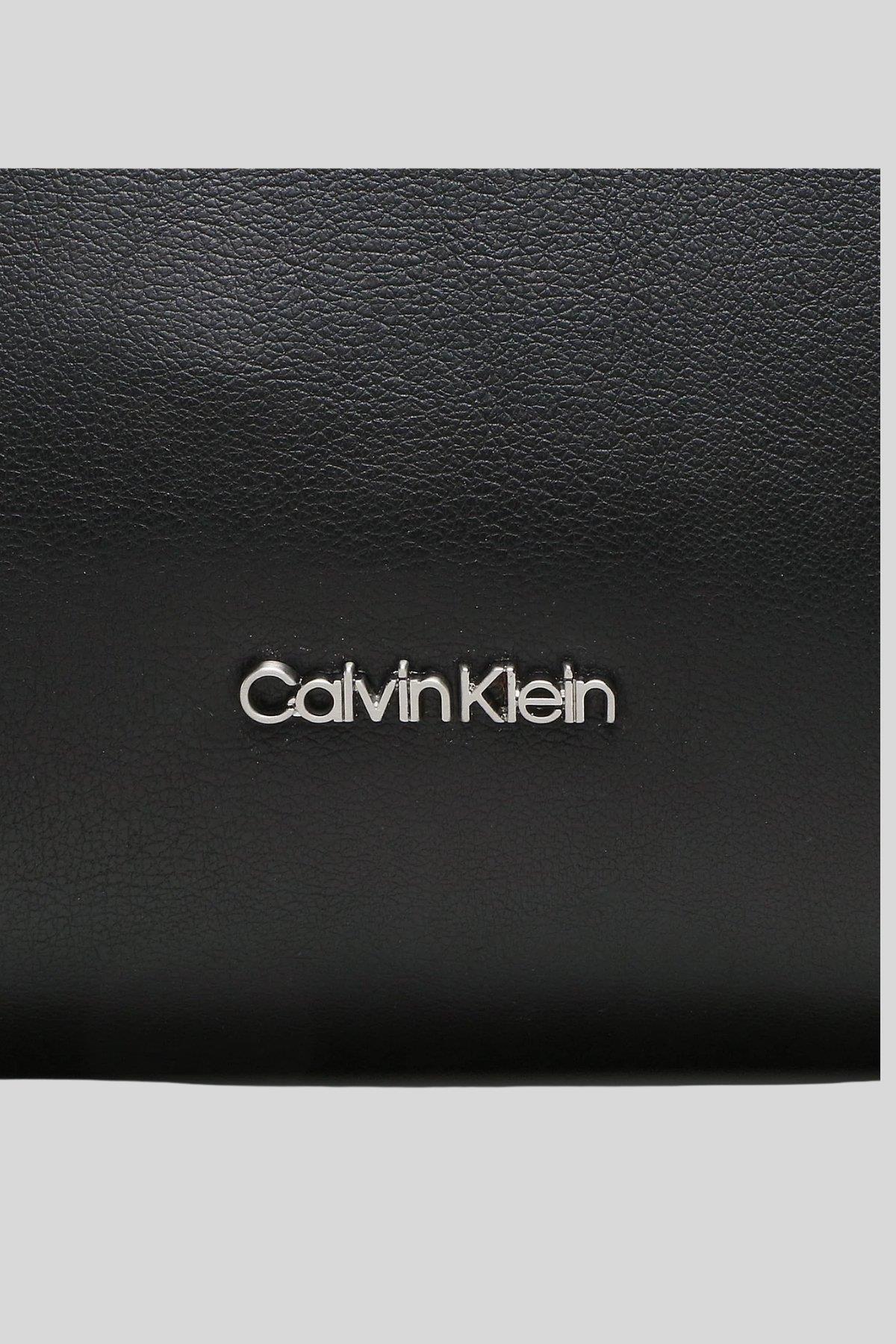 Calvin Klein Kadın Fermuarlı Yükseltilmiş Yumuşak Omuz Çantası Siyah