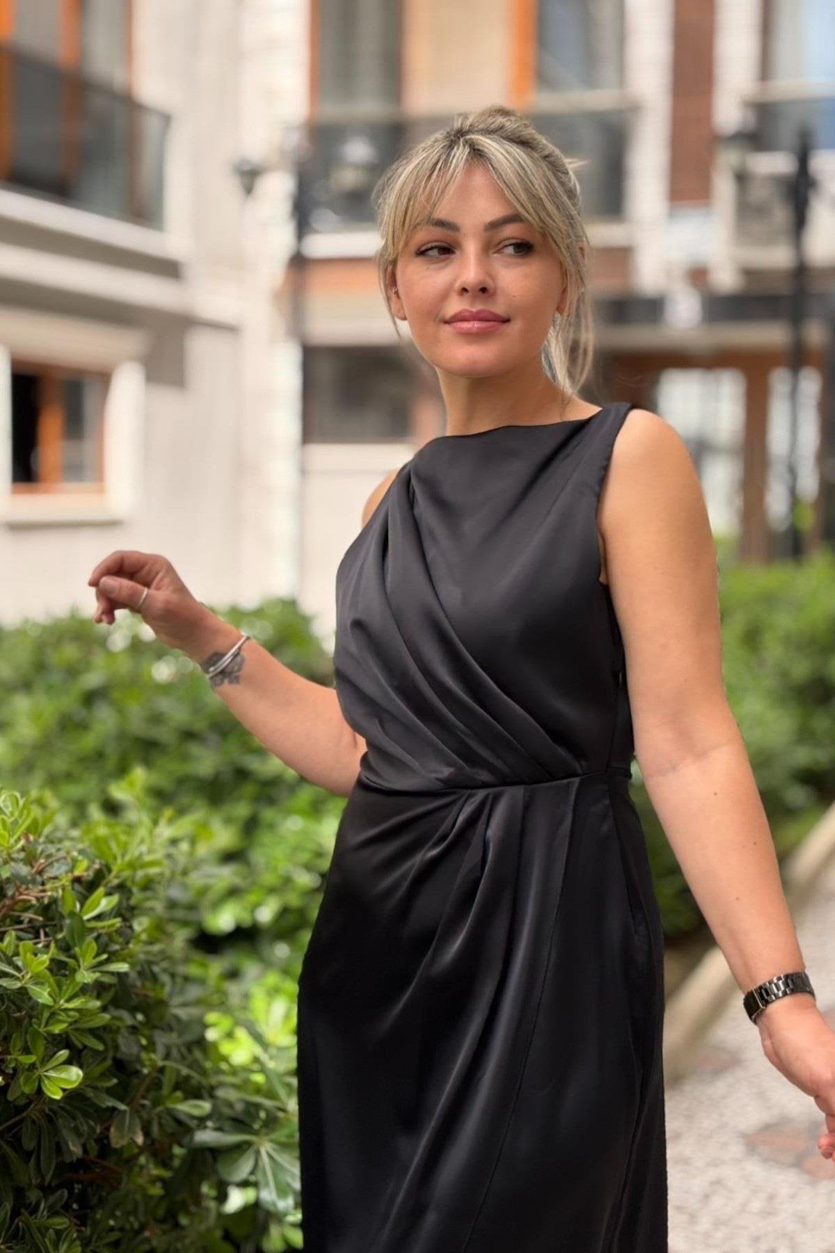 Sıfır Kol Yandan Fermuarlı Drapeli Saten Elbise Siyah