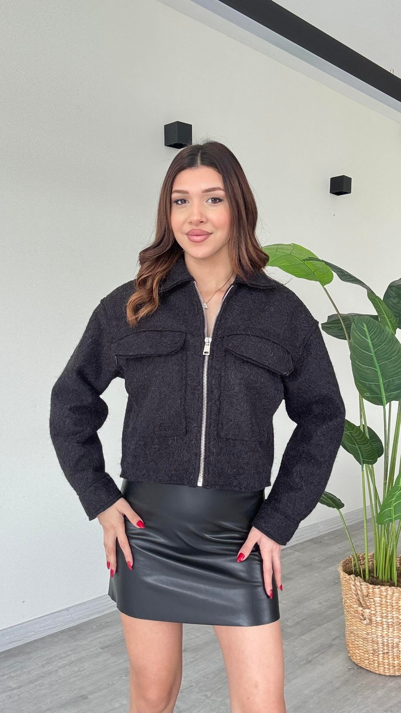 Kadın Fermuarlı Regular Kalıp Polo Yaka Kapaklı Cepli Kısa Soft Kaşe Ceket - Siyah