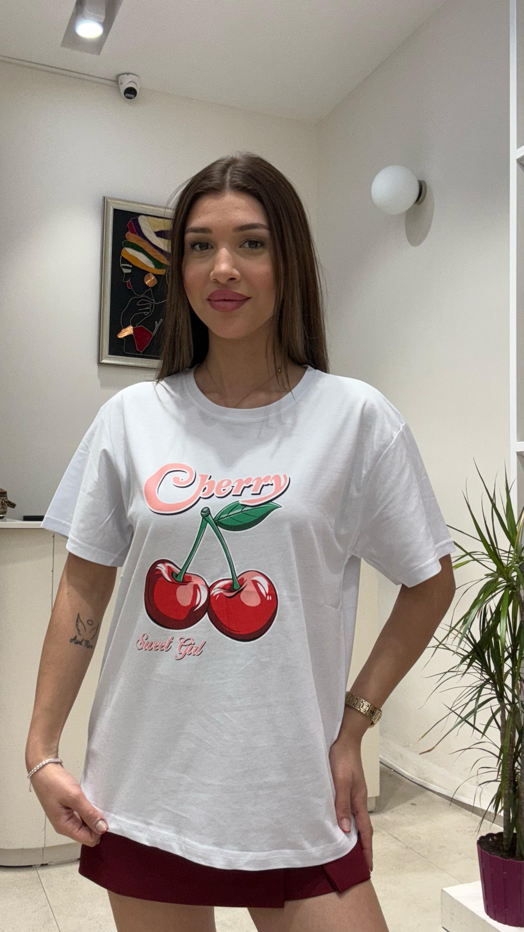 Kadın Kirazlı Cherry Yazılı Baskılı Oversize Salaş ve Rahat T-Shirt - BEYAZ