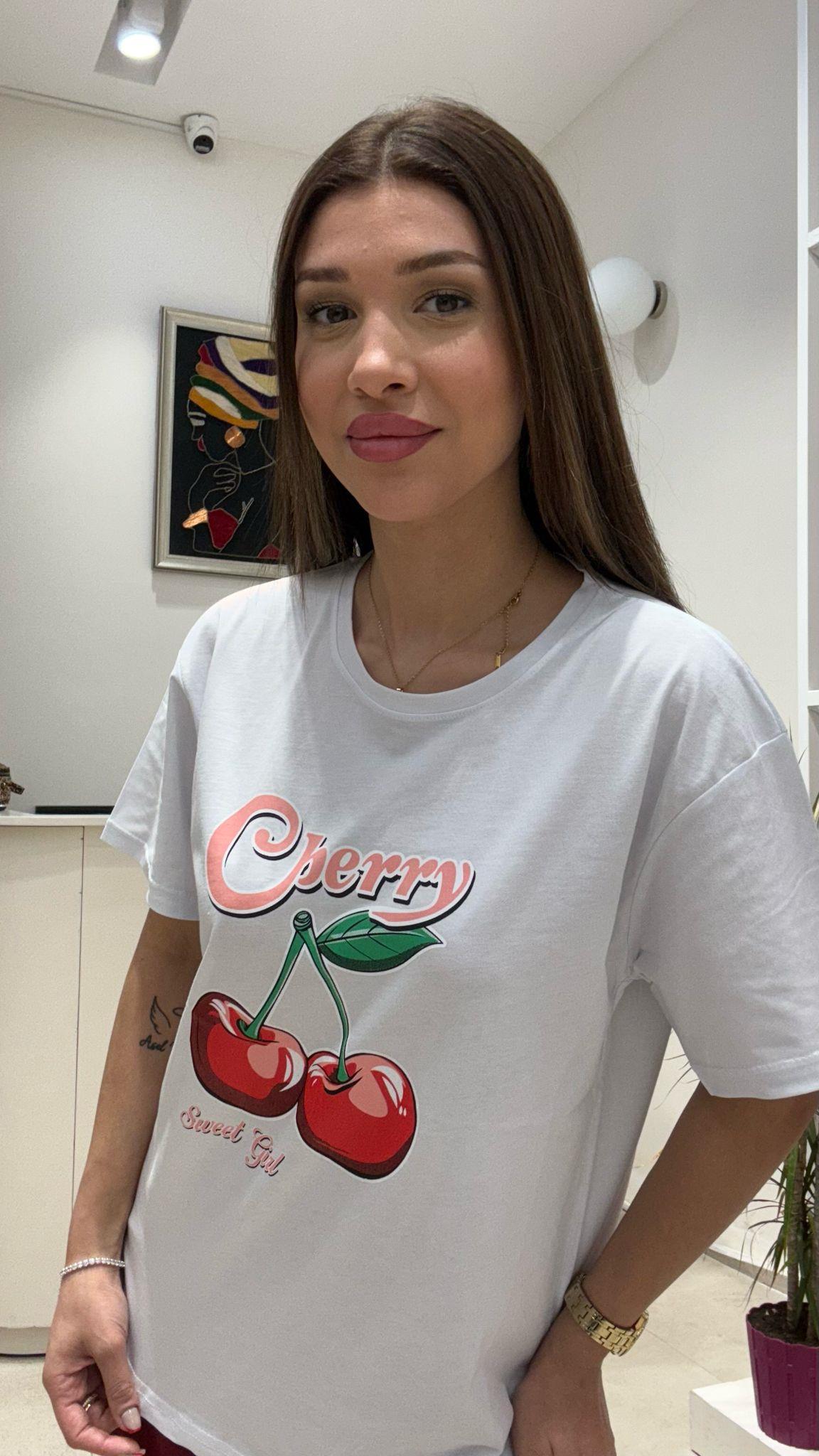 Kadın Kirazlı Cherry Yazılı Baskılı Oversize Salaş ve Rahat T-Shirt - BEYAZ