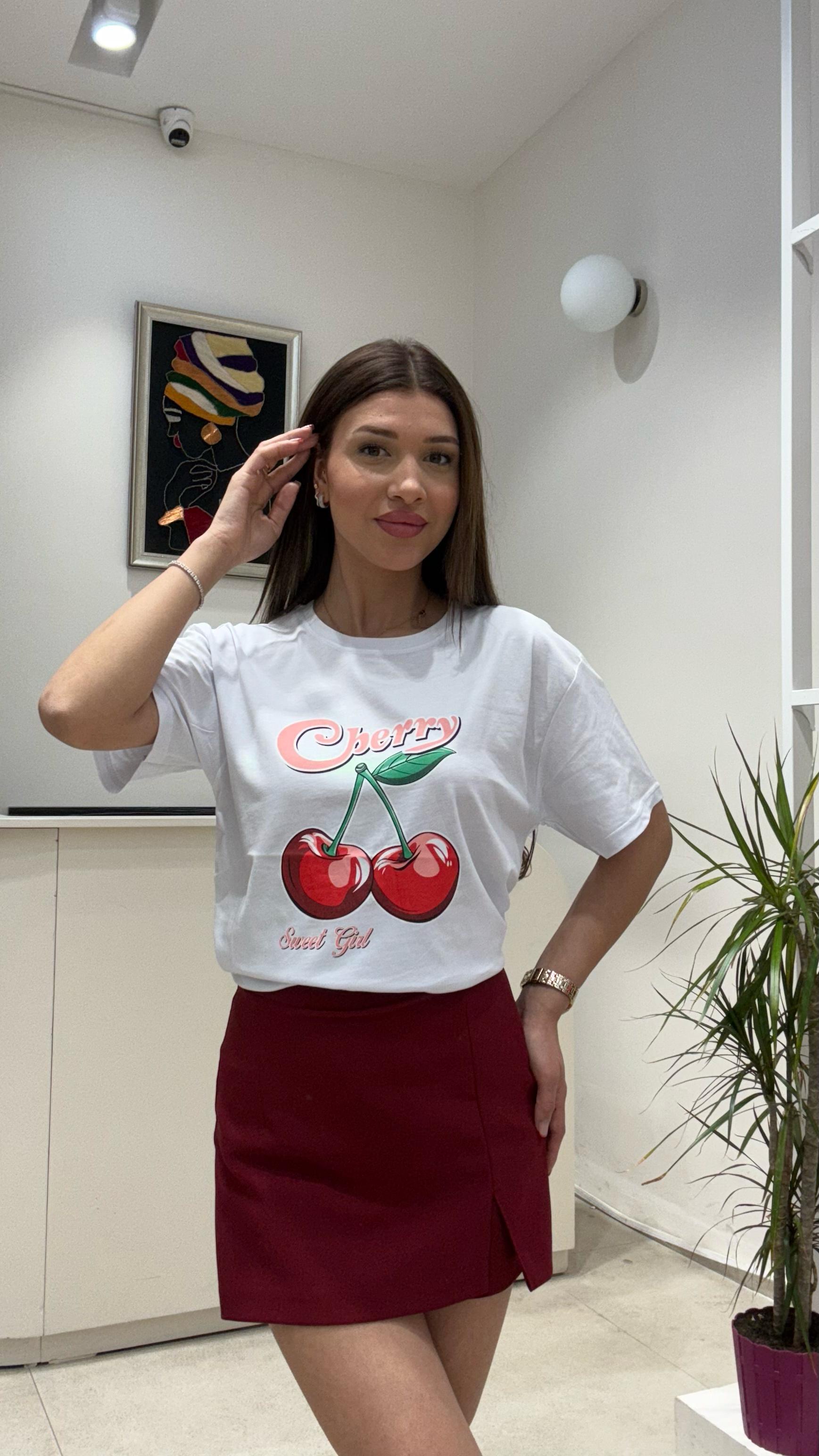 Kadın Kirazlı Cherry Yazılı Baskılı Oversize Salaş ve Rahat T-Shirt - BEYAZ
