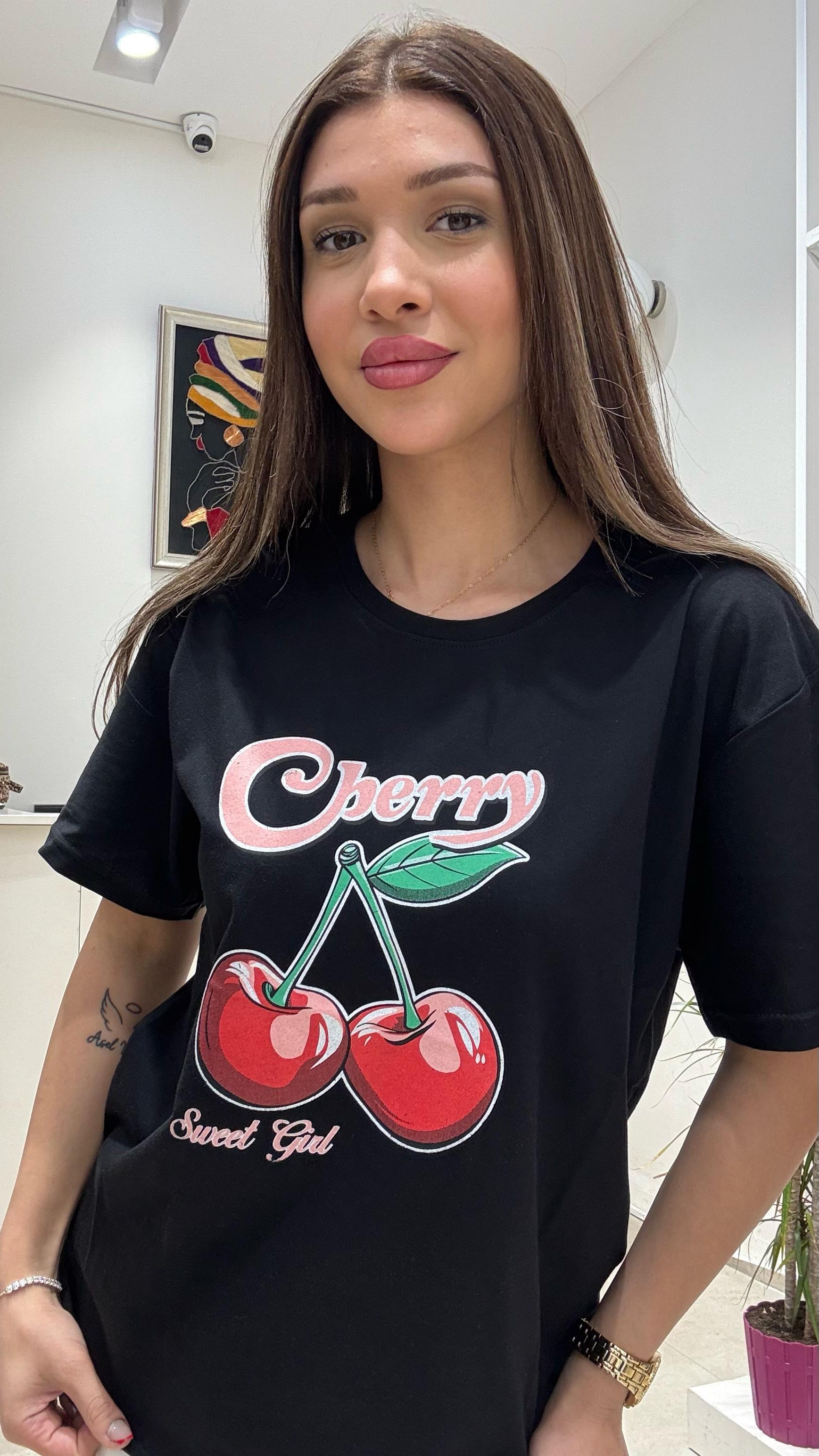 Kadın Kirazlı Cherry Yazılı Baskılı Oversize Salaş ve Rahat T-Shirt - SİYAH