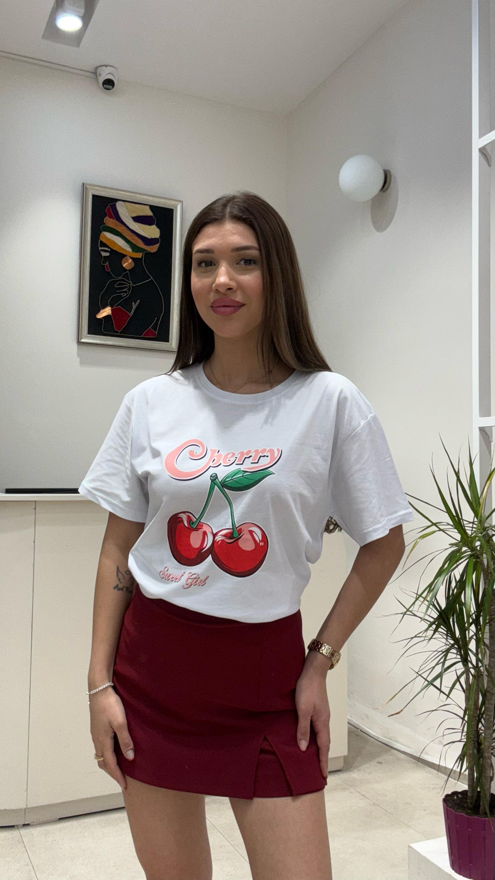 Kadın Kirazlı Cherry Yazılı Baskılı Oversize Salaş ve Rahat T-Shirt - BEYAZ