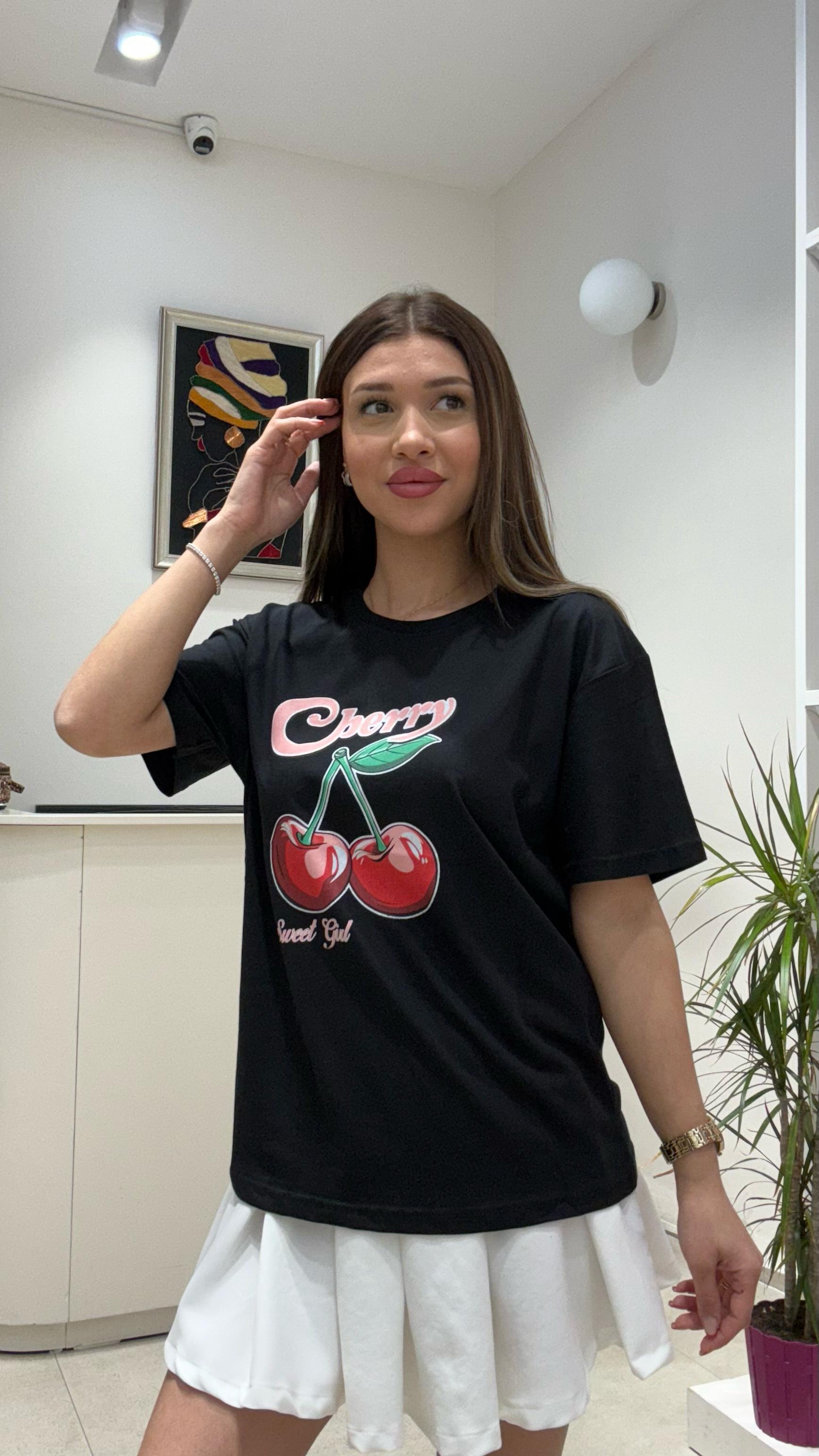 Kadın Kirazlı Cherry Yazılı Baskılı Oversize Salaş ve Rahat T-Shirt - SİYAH
