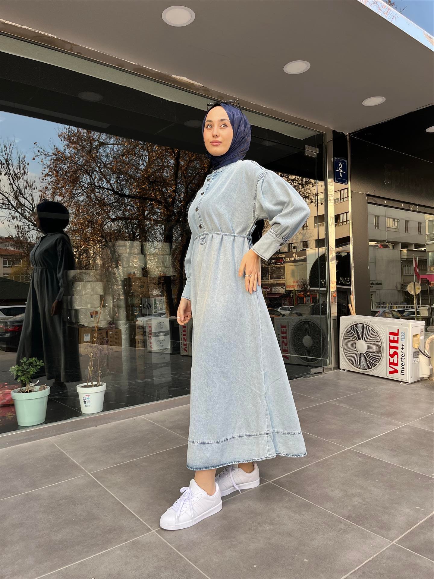 1511 Yarım Pat Metal Düğmeli Bağıcıklı Kot Elbise