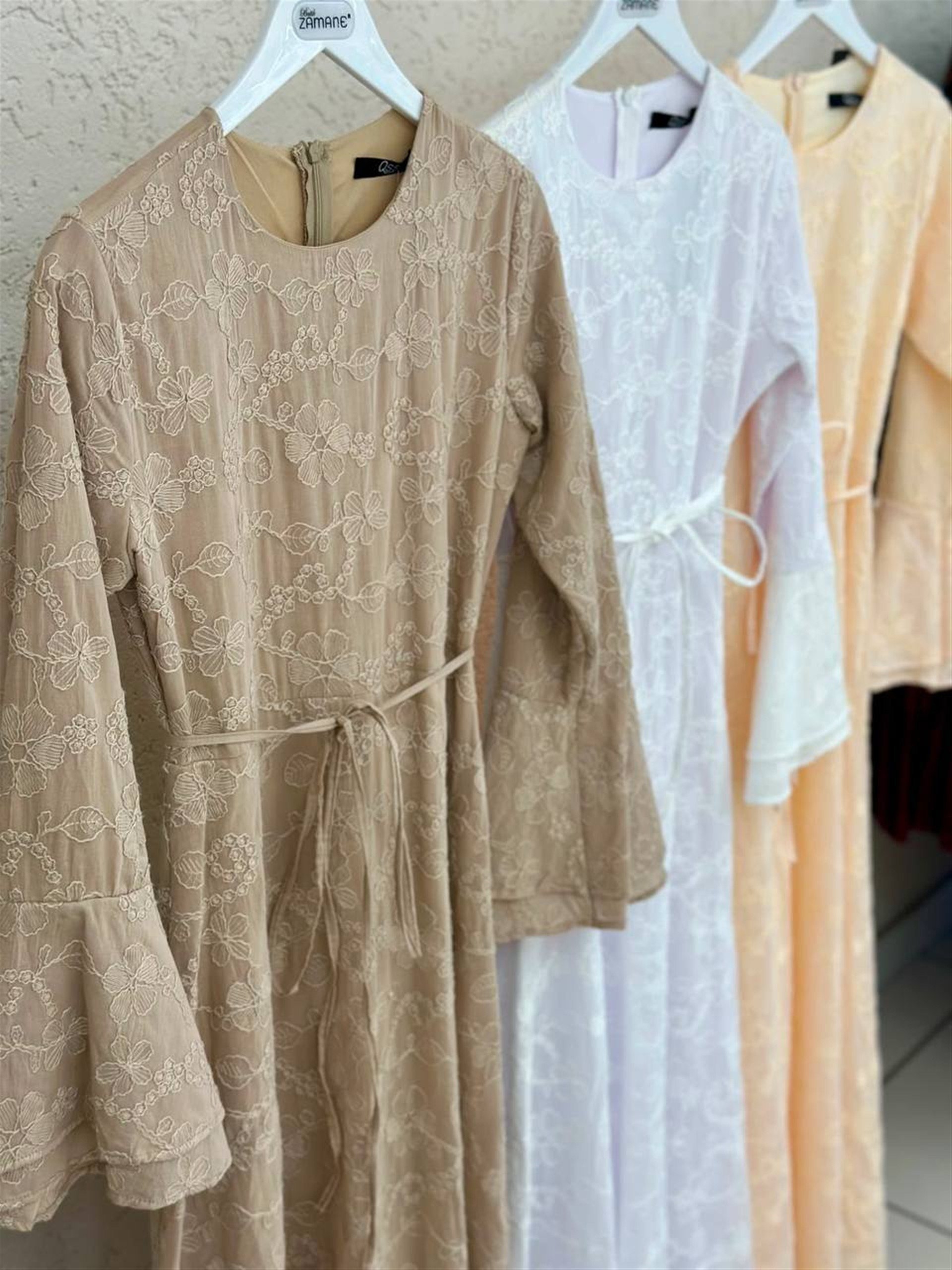 26036 Kol Ucu Volanlı Bağcıklı Lazer İşlemeli Astarlı Elbise