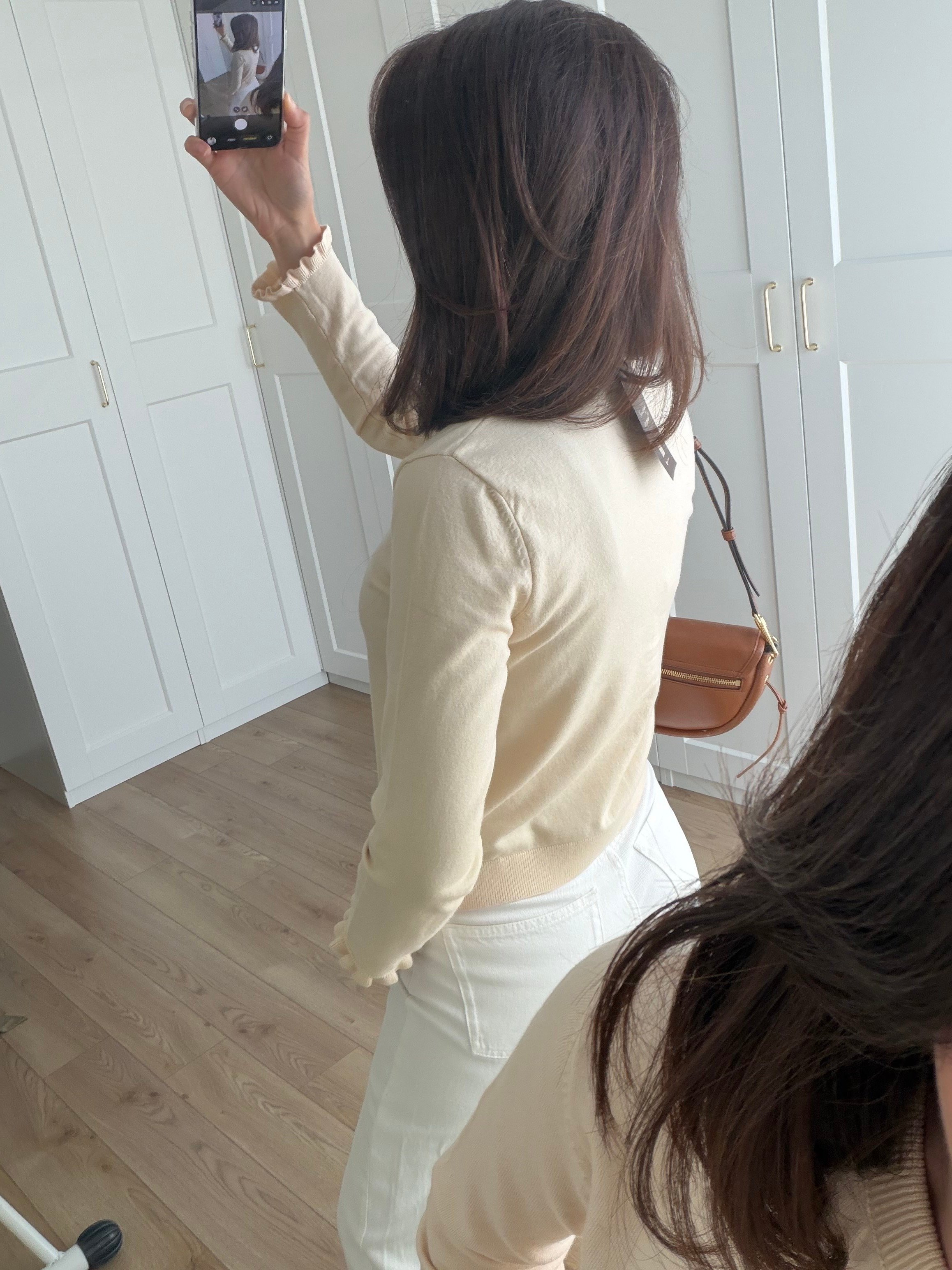 Bej Rengi Yumuşak Fırfır Detaylı Triko Hırka 