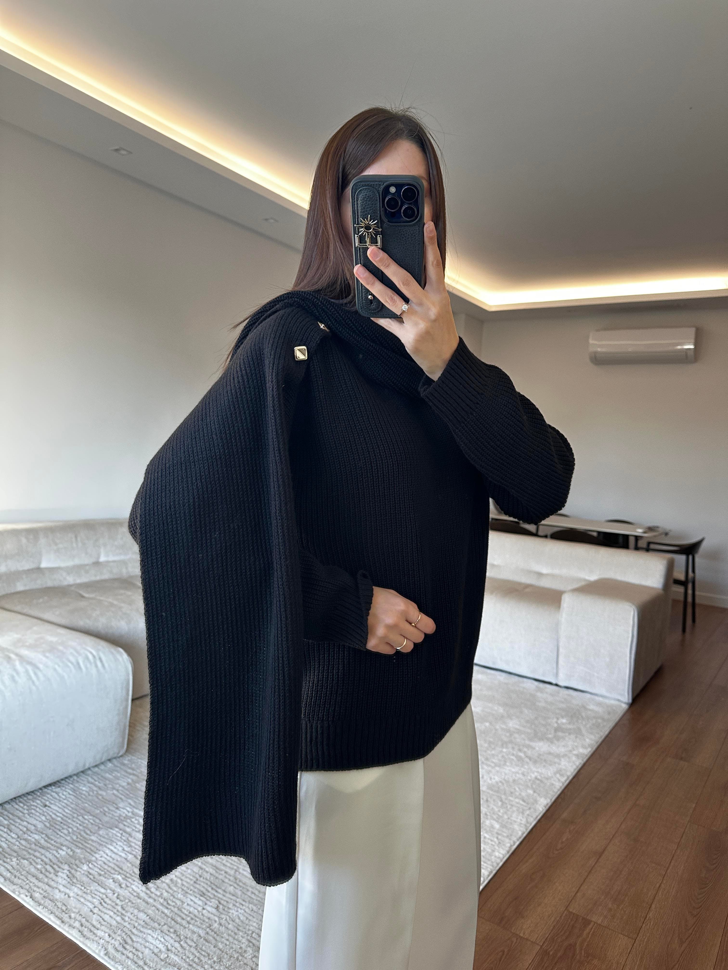 Çıkarılabilir Atkılı Siyah Kazak