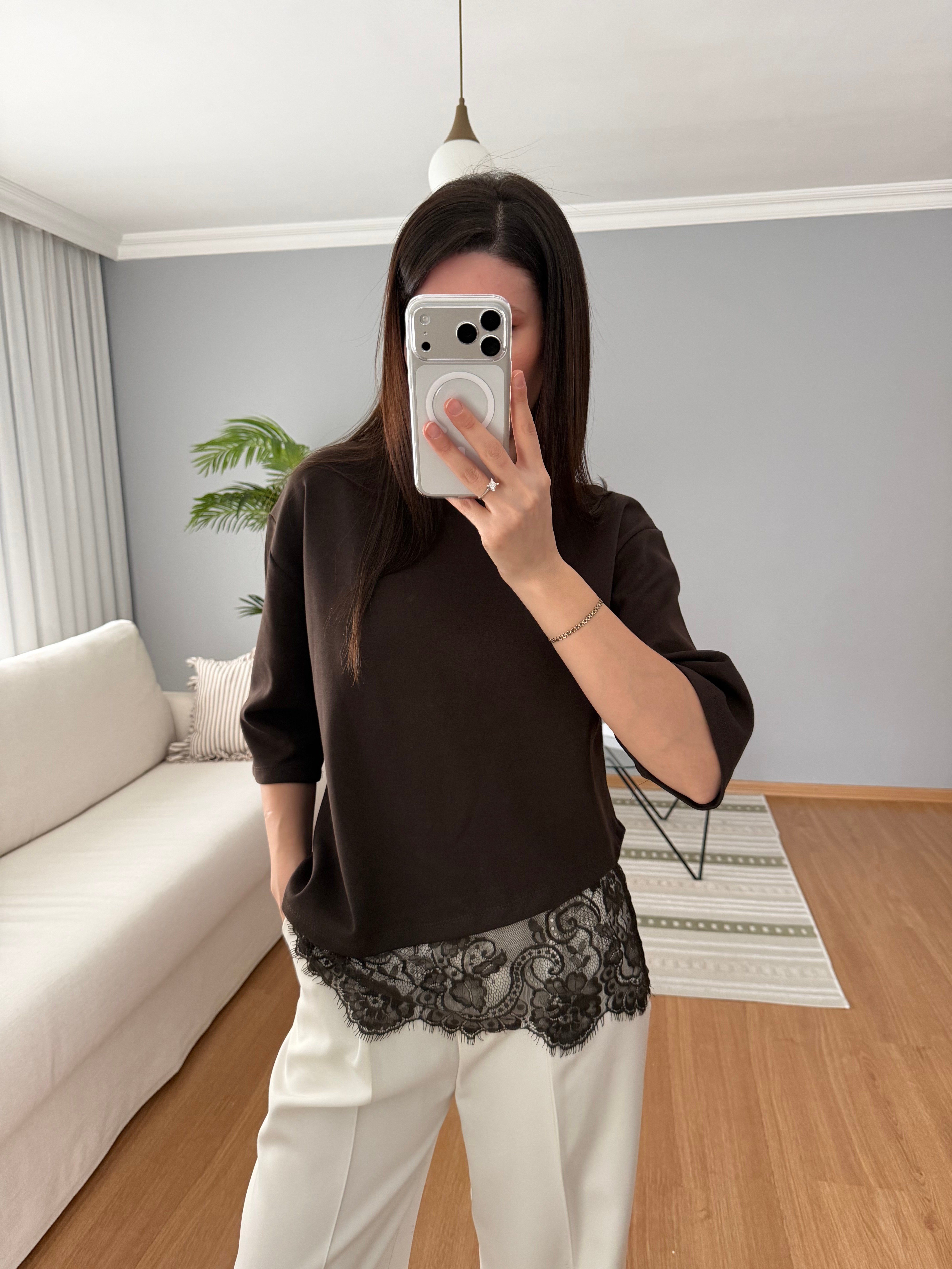 Dantel Detaylı Kahve Rengi Tişört