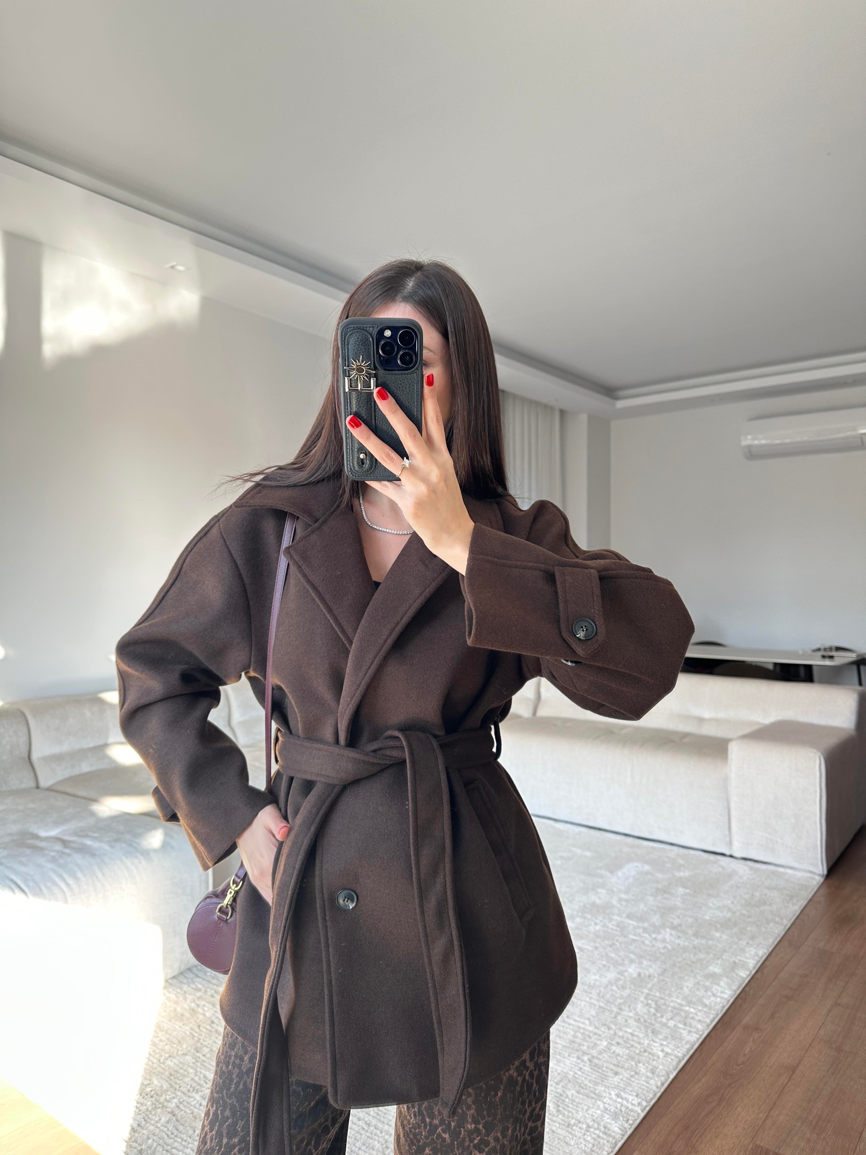 Kahve Rengi Kuşaklı Orta Boy Kaban