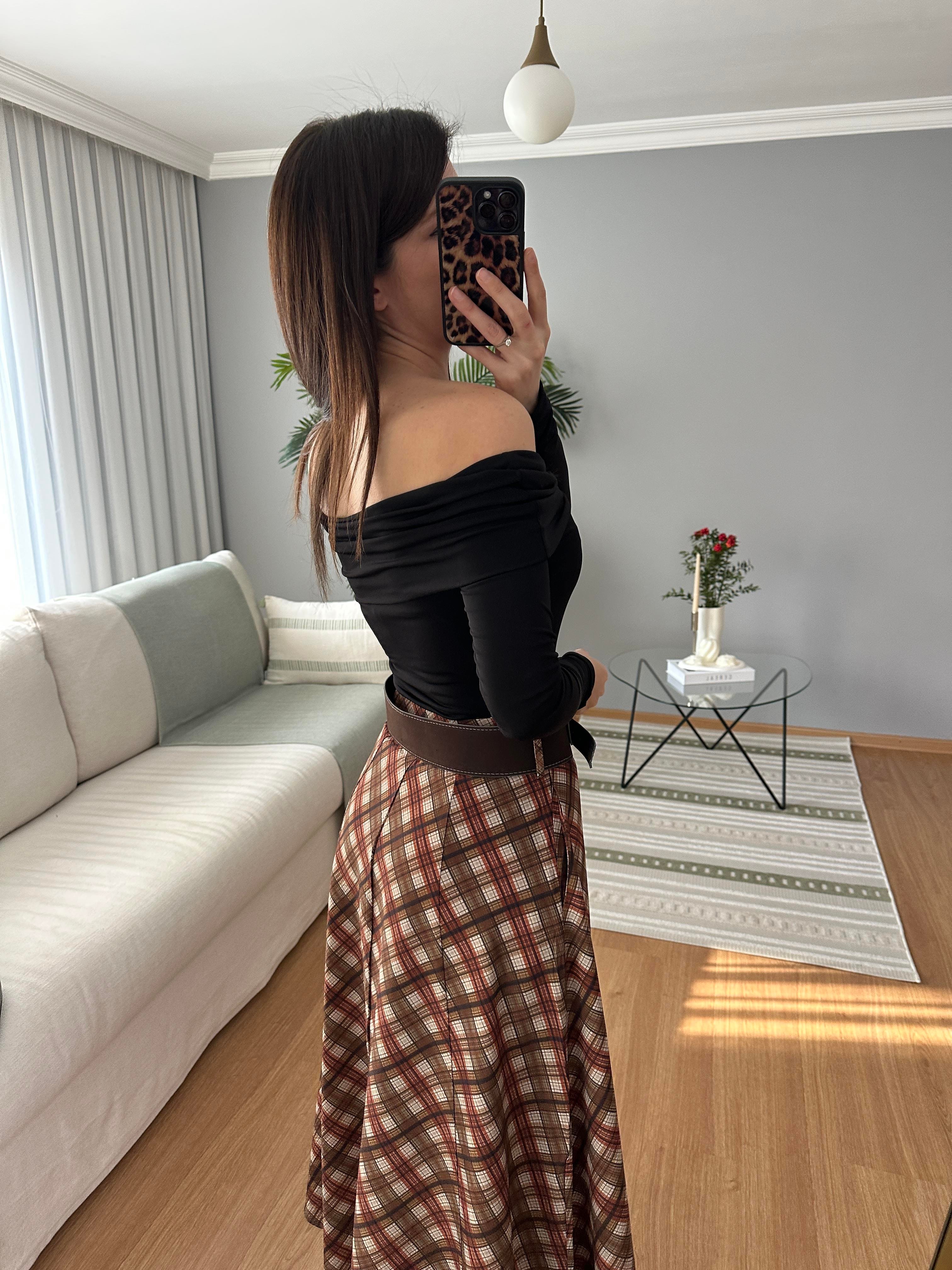 Kayık Yaka Siyah Renk Bluz