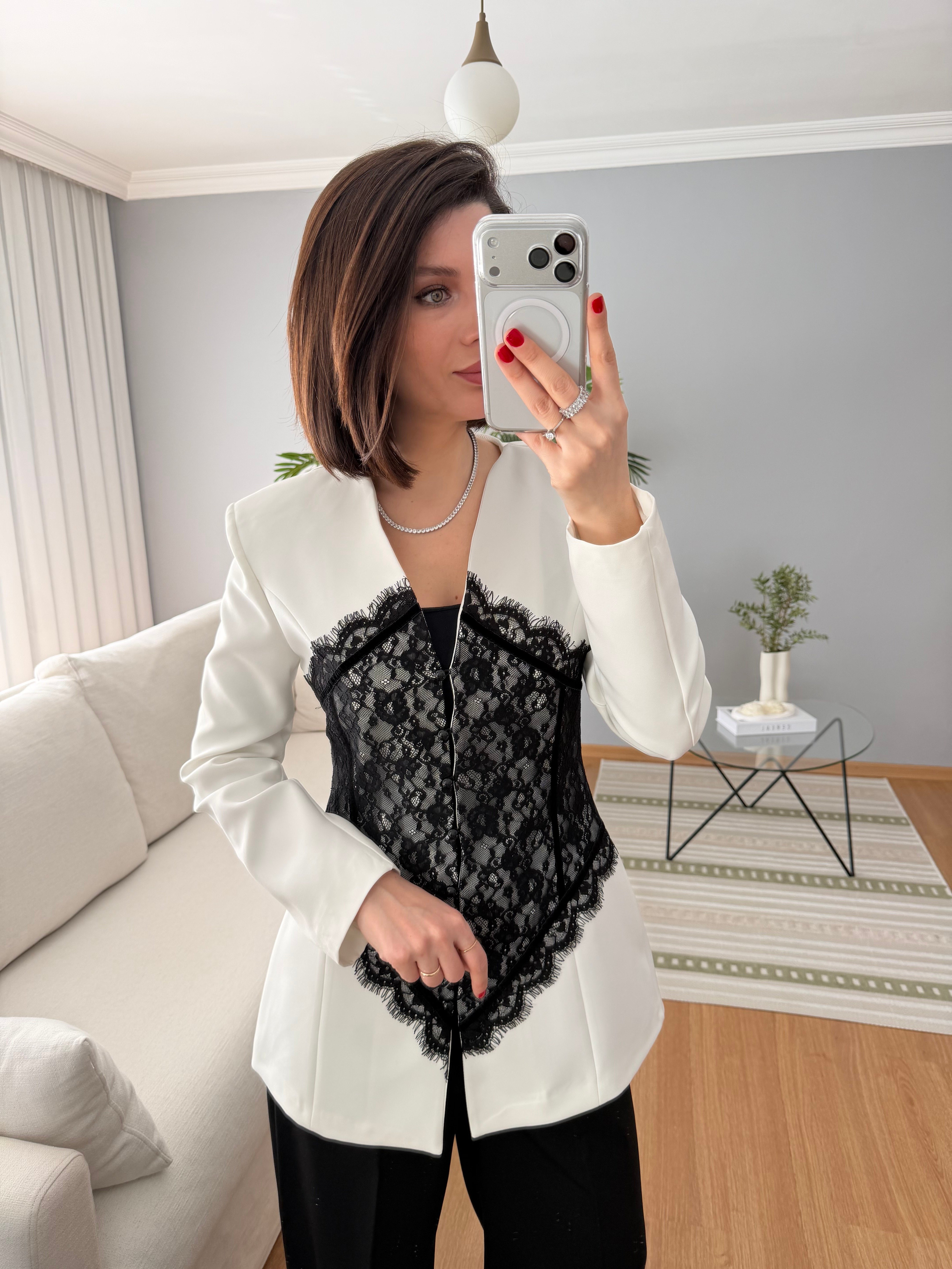 Lavolan Dantel Detaylı Beyaz Ceket