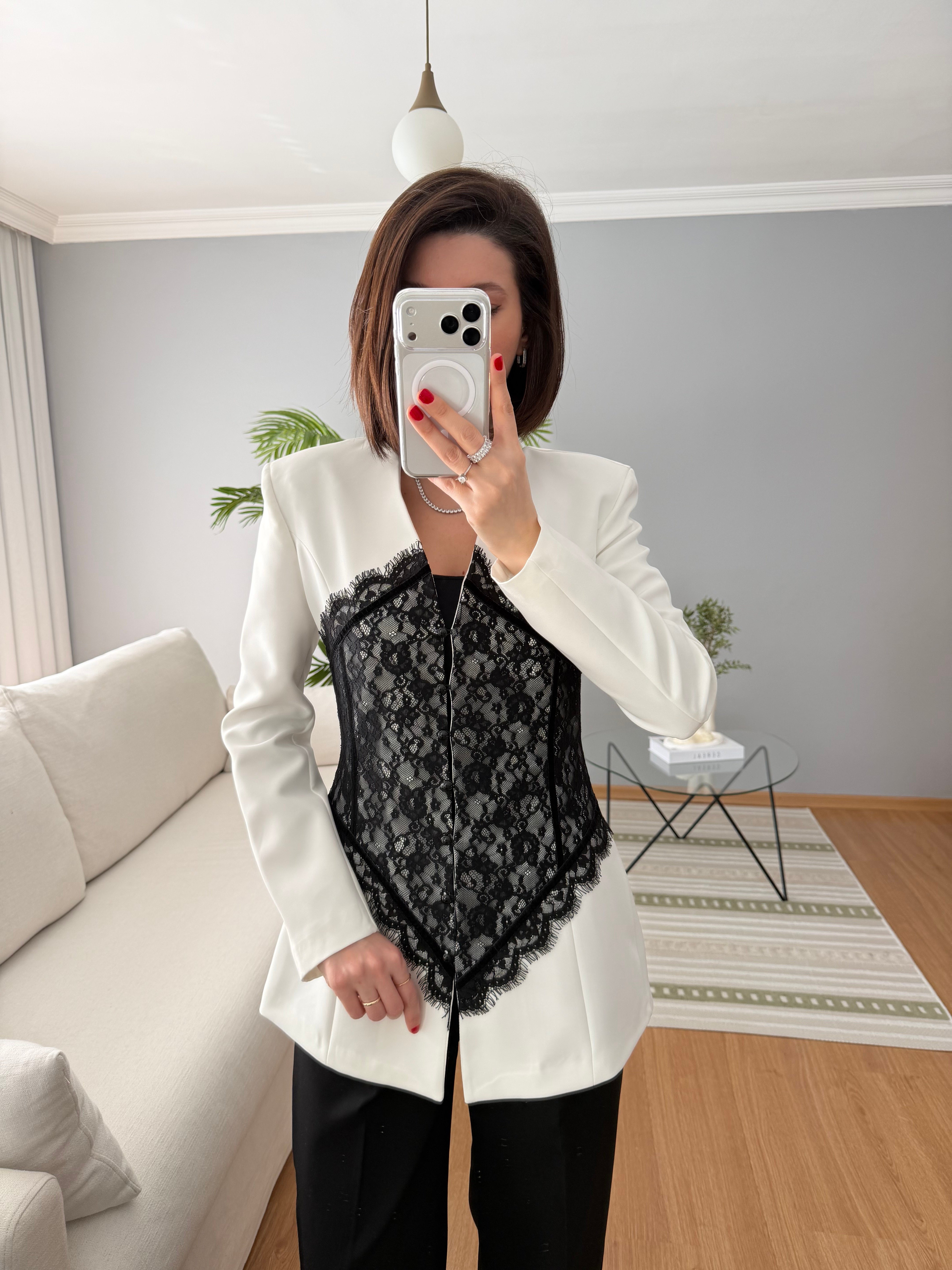 Lavolan Dantel Detaylı Beyaz Ceket