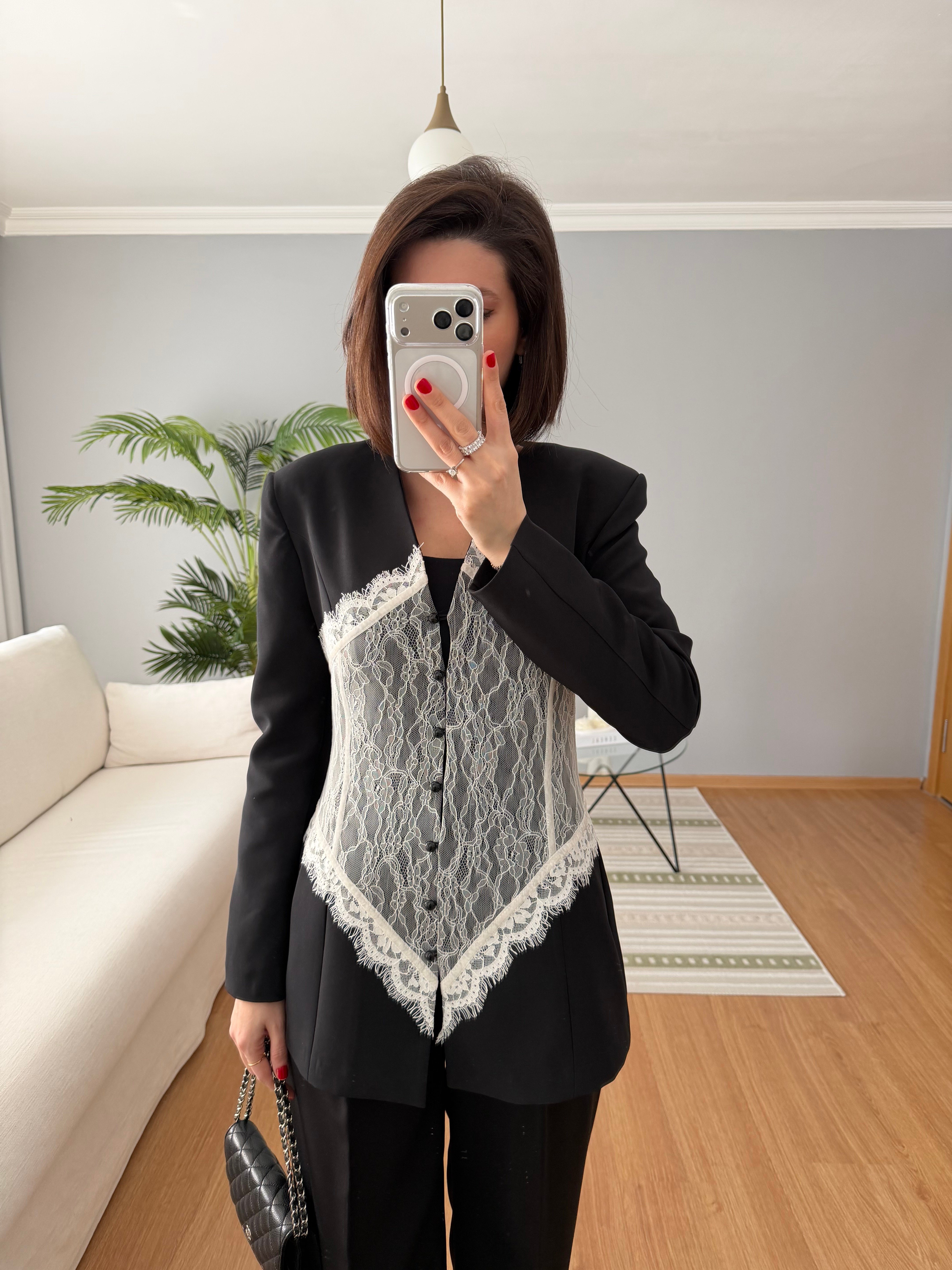 Lavolan Dantel Detaylı Siyah Ceket