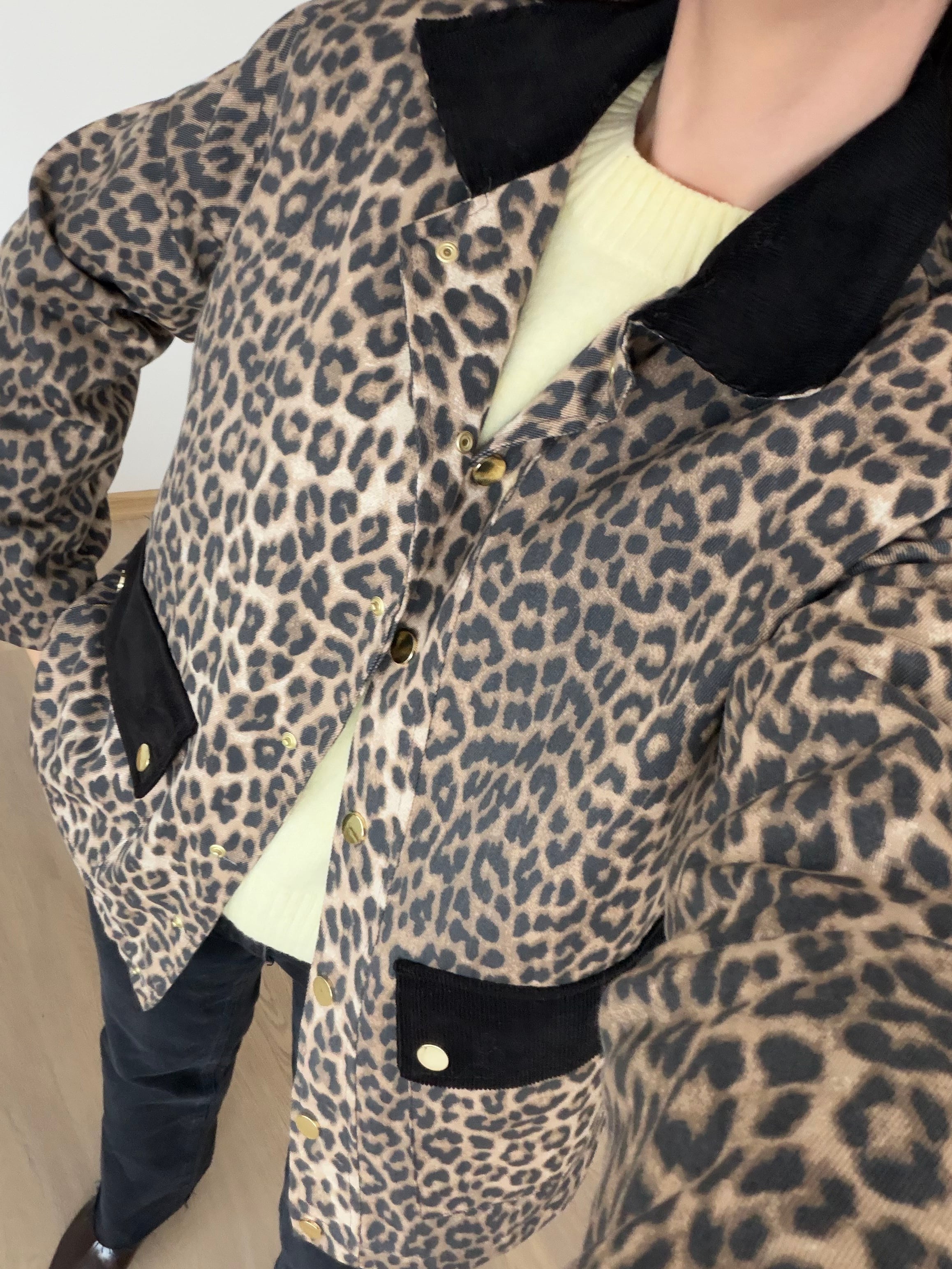 Leopar Desenli Yakası Kadife Mont 