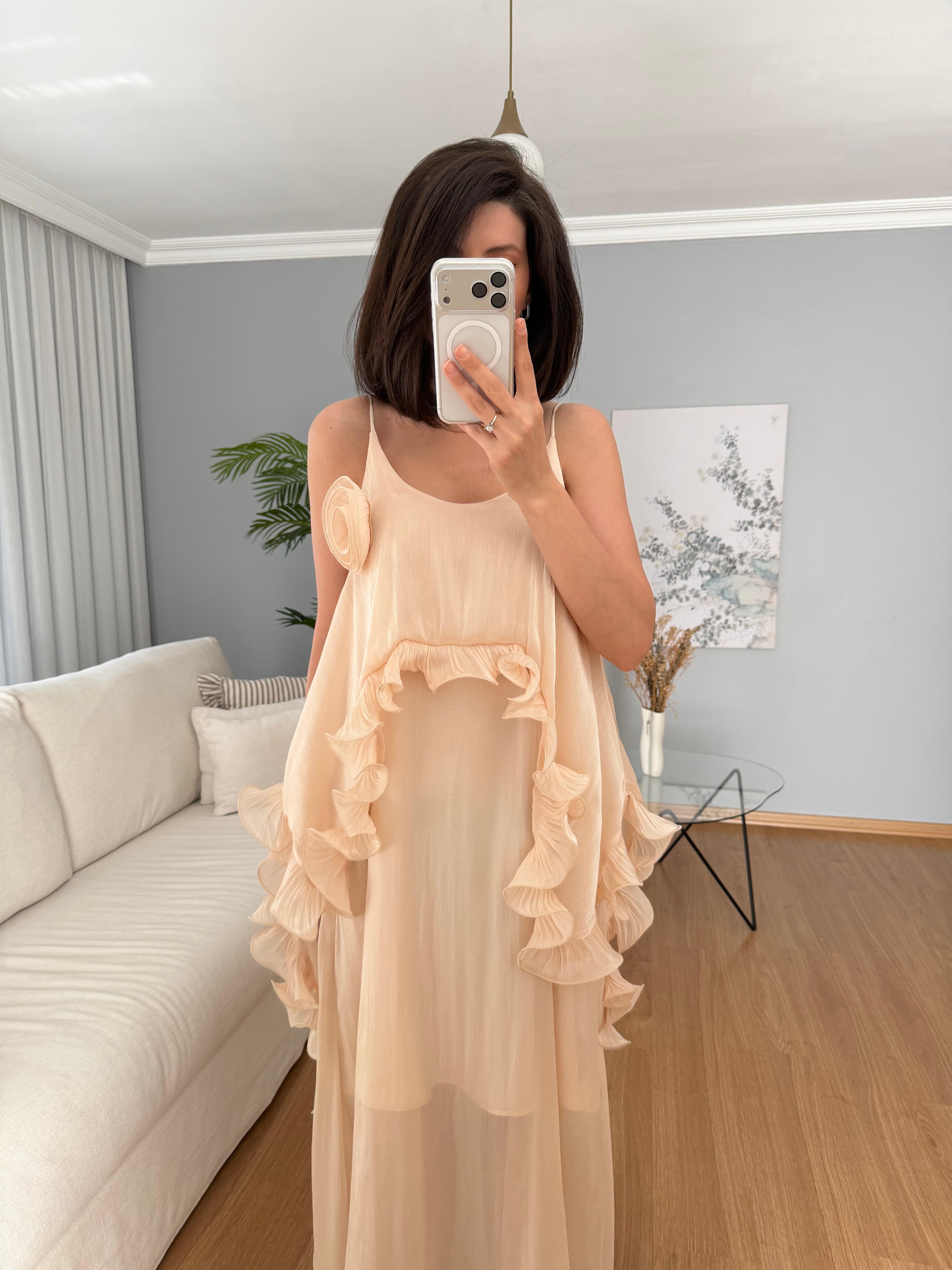 Liva Gül Detaylı Bej Rengi Elbise