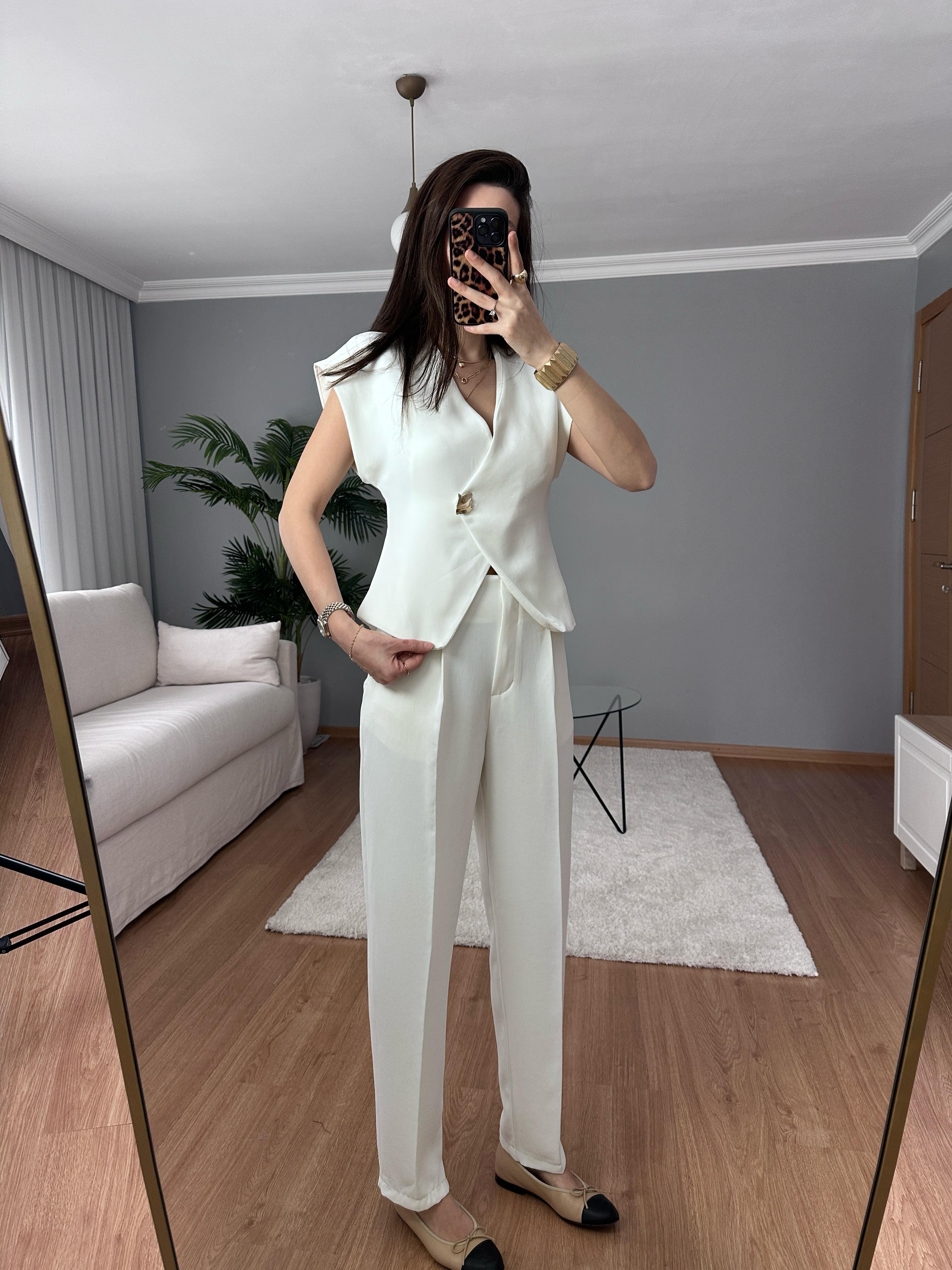 Tek Düğme Detaylı Beyaz Takım