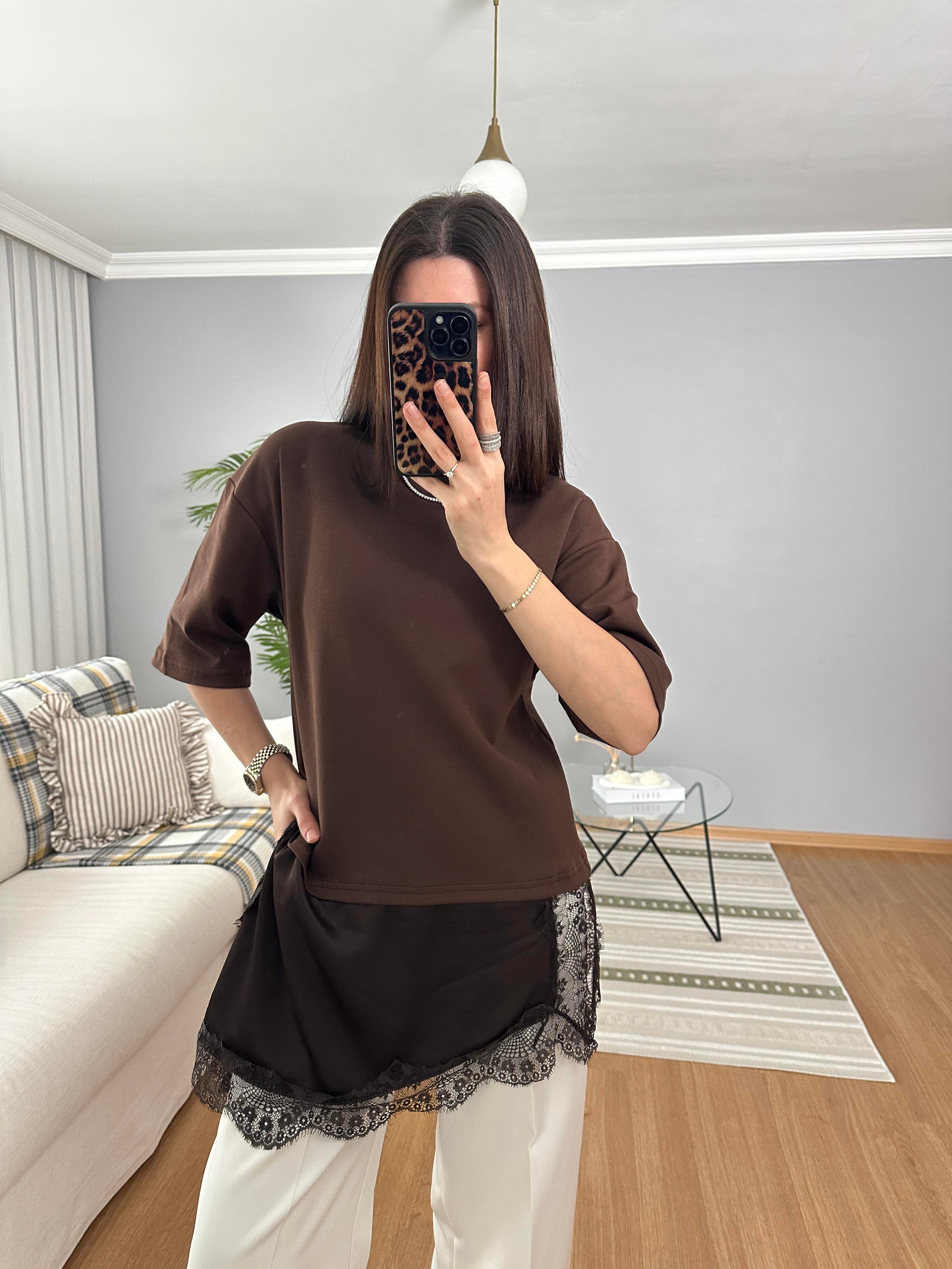 Uçları Asimetrik Saten Dantelli Kahve Bluz
