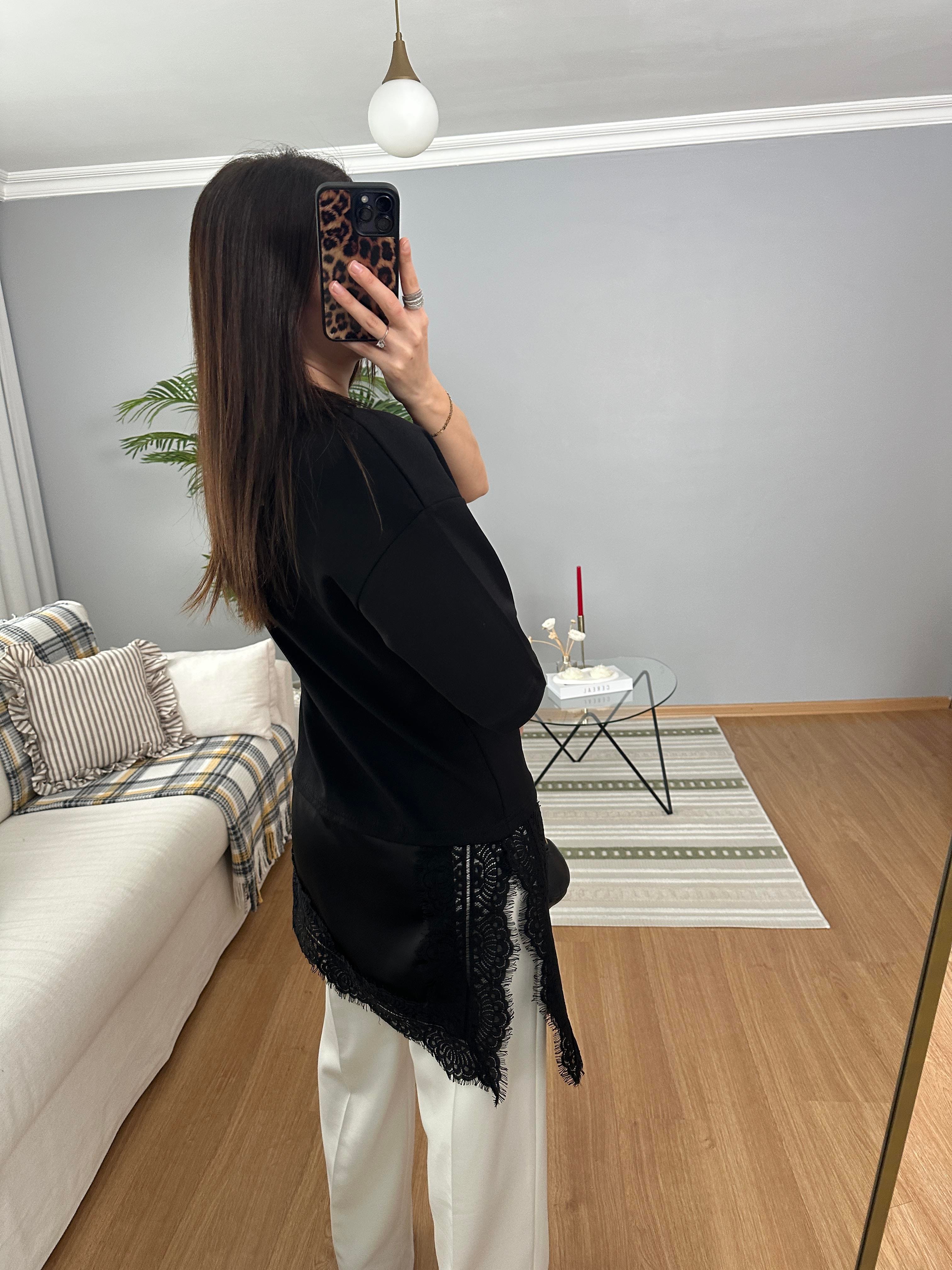 Uçları Asimetrik Saten Dantelli Siyah Bluz