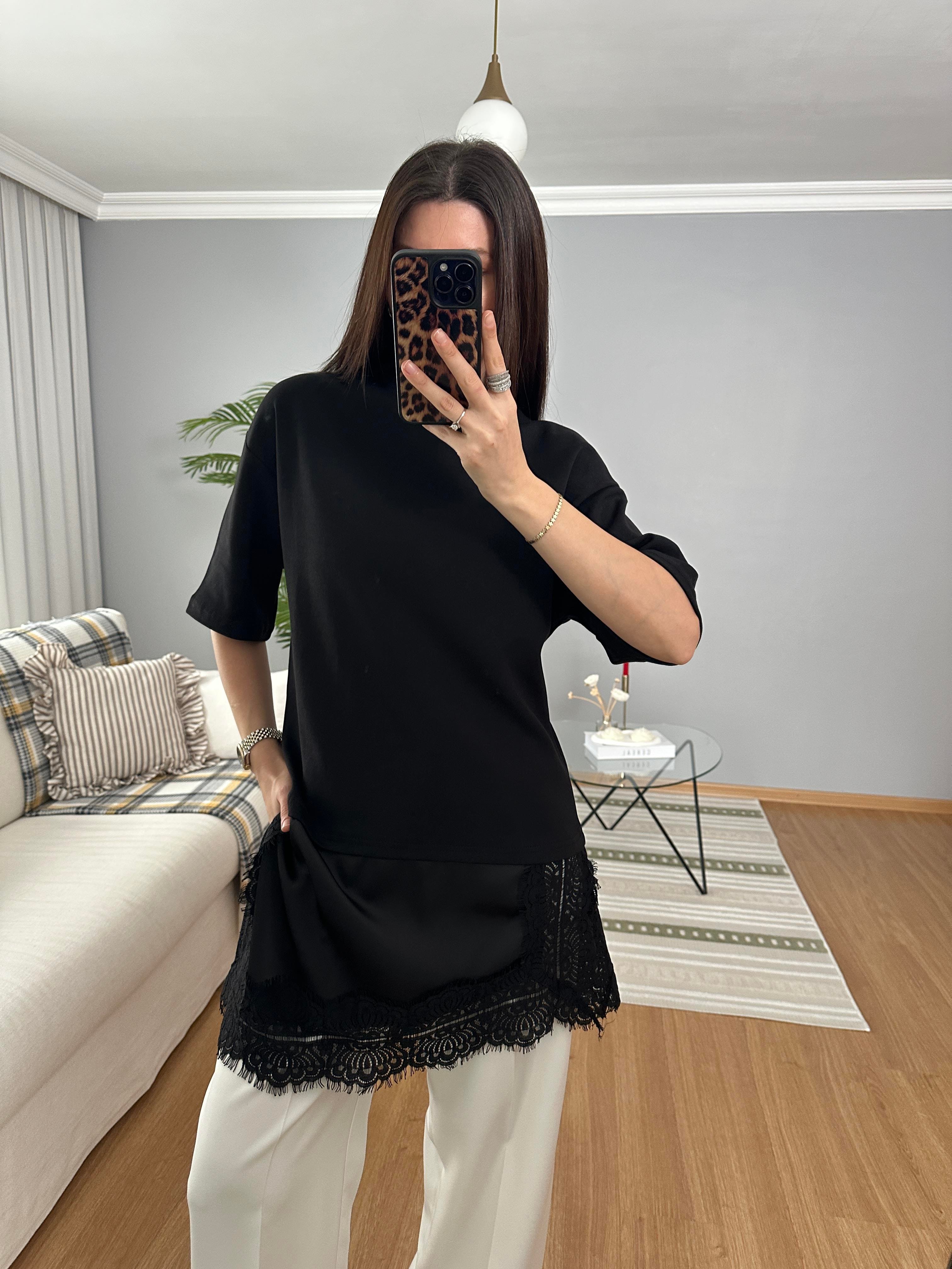 Uçları Asimetrik Saten Dantelli Siyah Bluz