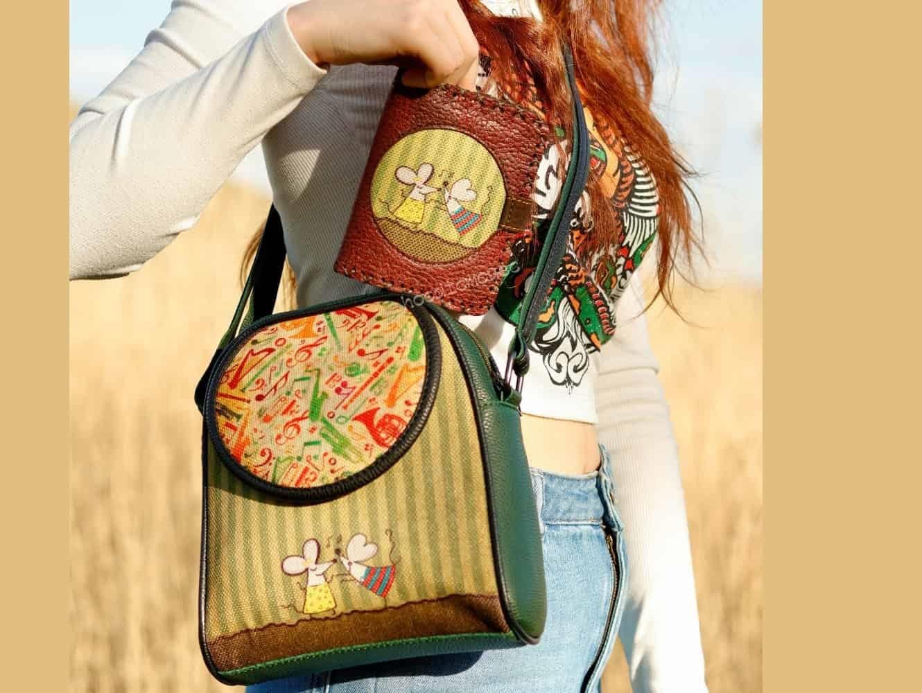 Dans Eden Fare Figürlü Küçük Postacı Çanta ve Küçük Cüzdan Kombin (Çanta Yeşil, Cüzdan Bordo)