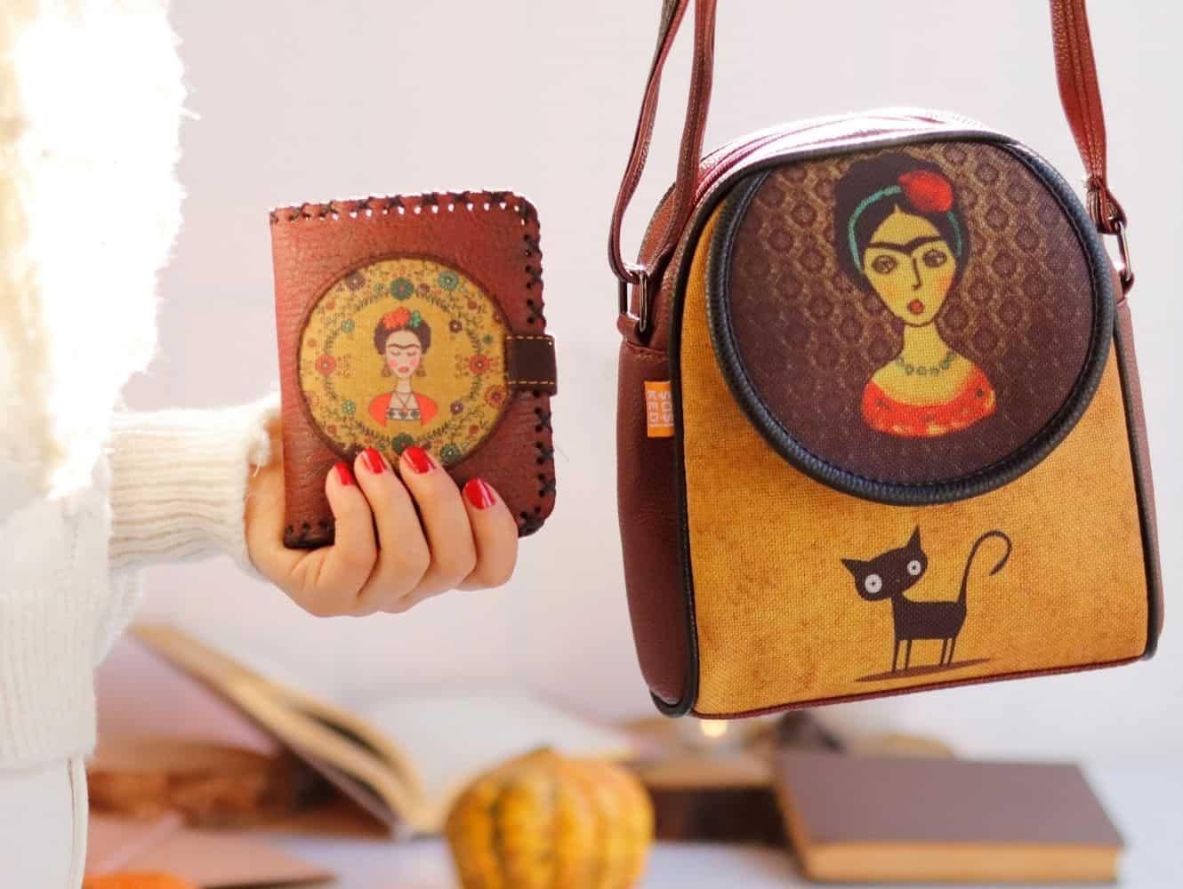 Frida Figürlü Küçük Postacı Çanta ve Küçük Cüzdan Kombin
