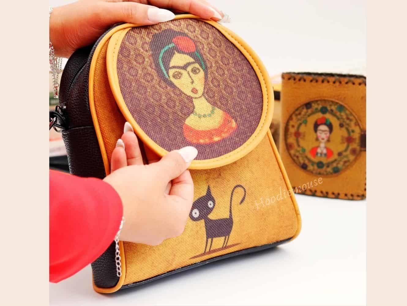 Frida Figürlü Küçük Postacı Çanta ve Küçük Cüzdan Kombin