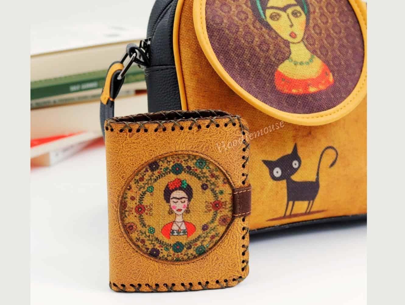Frida Figürlü Küçük Postacı Çanta ve Küçük Cüzdan Kombin