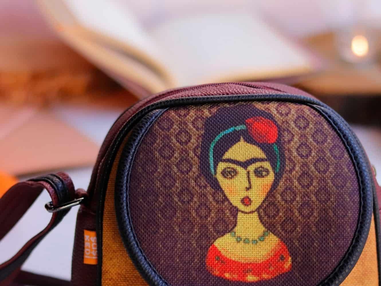 Frida Figürlü Küçük Postacı Çanta ve Küçük Cüzdan Kombin