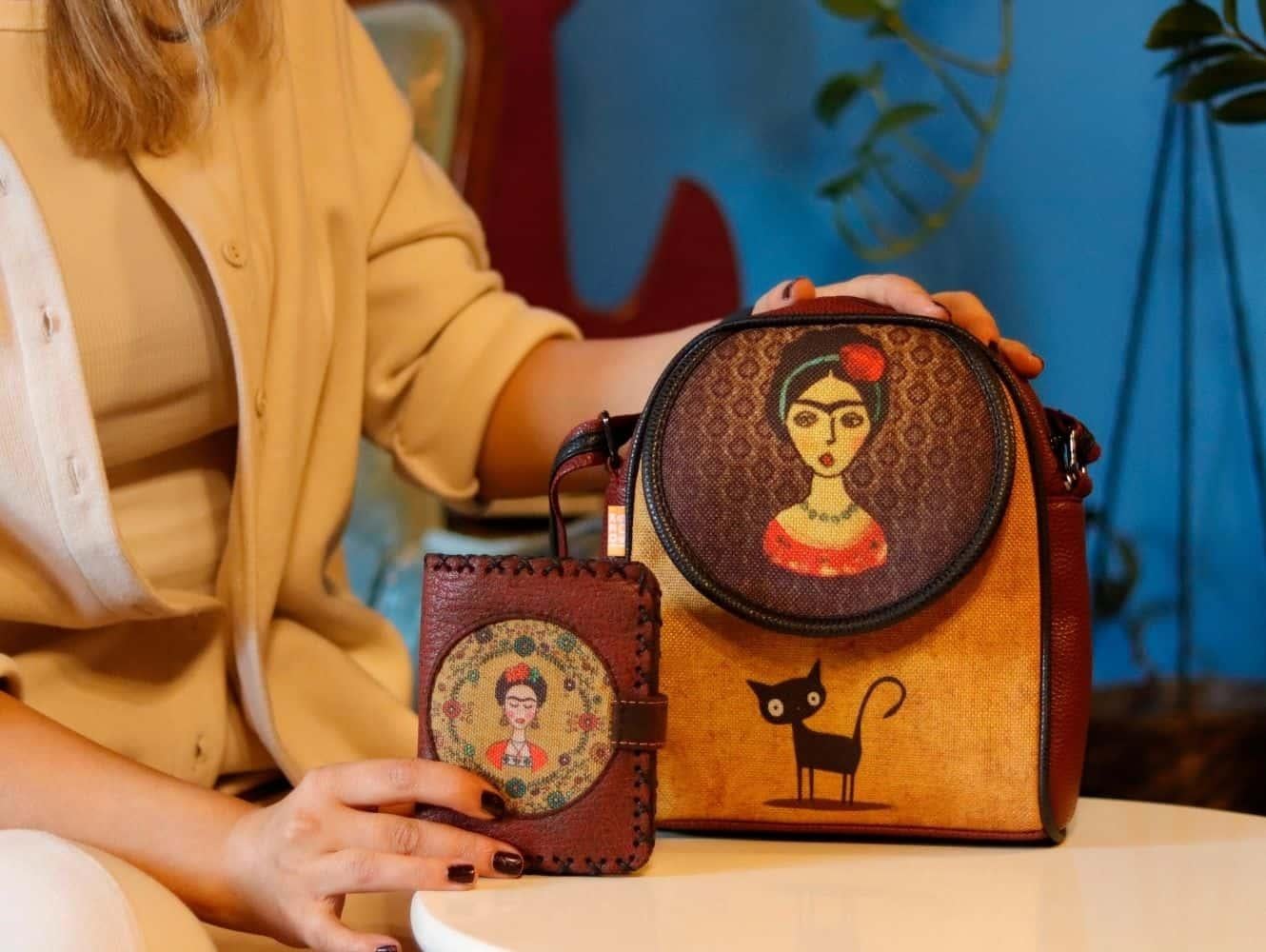 Frida Figürlü Küçük Postacı Çanta ve Küçük Cüzdan Kombin