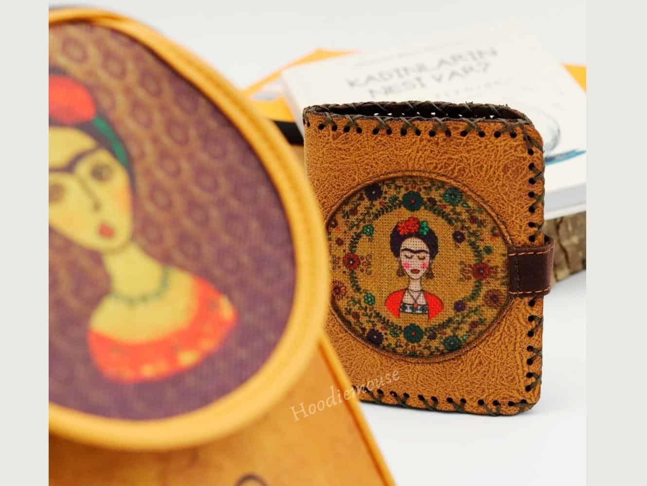 Frida Figürlü Küçük Postacı Çanta ve Küçük Cüzdan Kombin