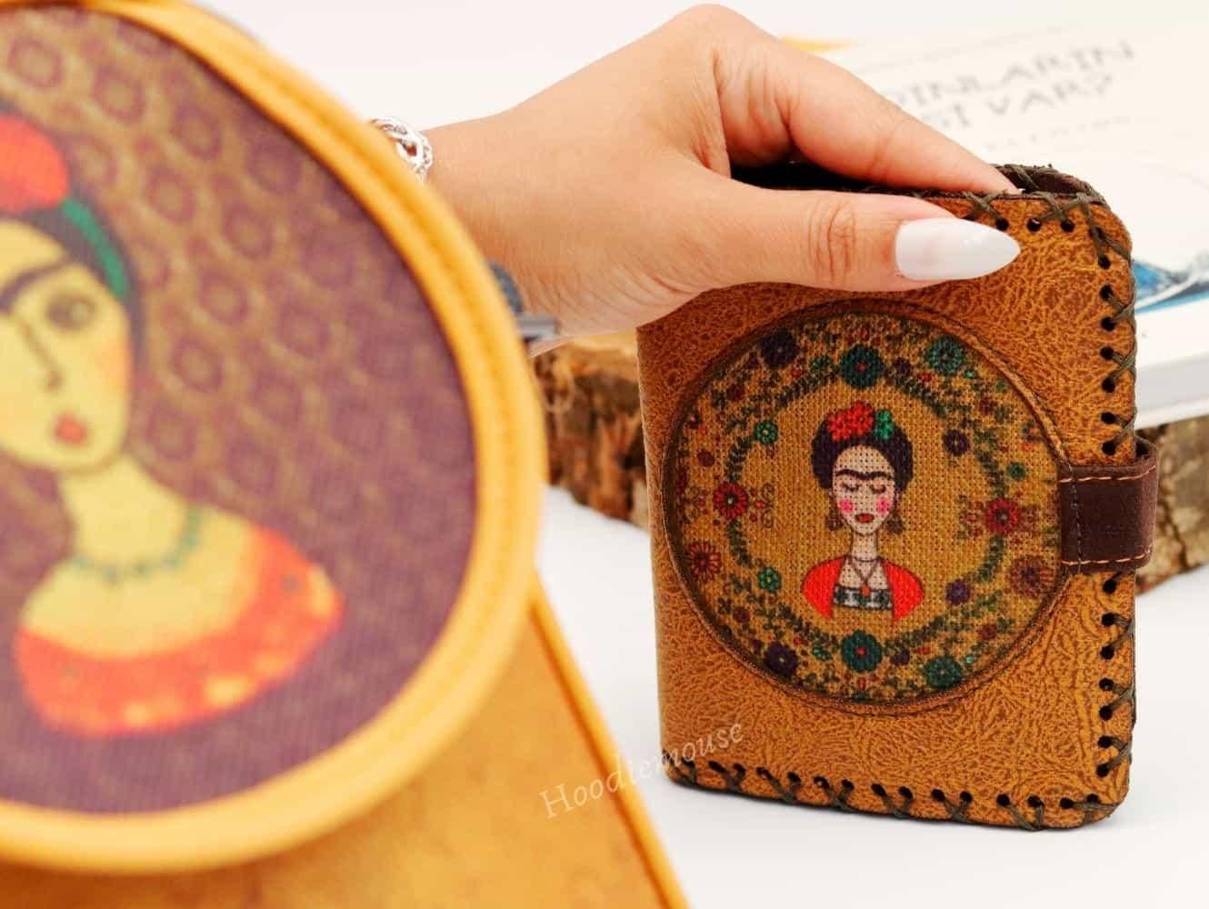 Frida Figürlü Küçük Postacı Çanta ve Küçük Cüzdan Kombin