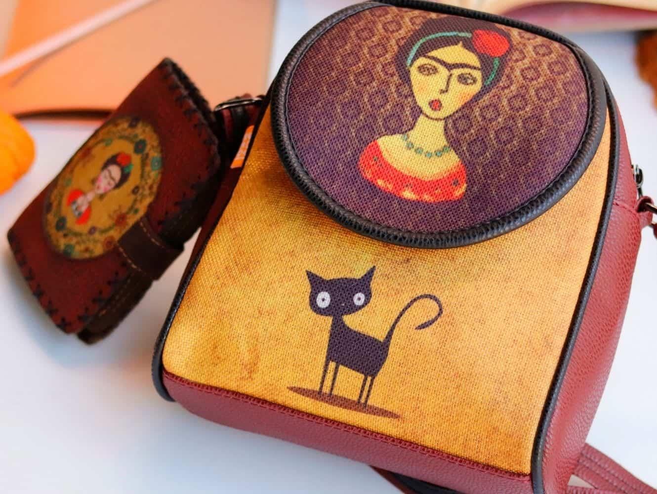 Frida Figürlü Küçük Postacı Çanta ve Küçük Cüzdan Kombin