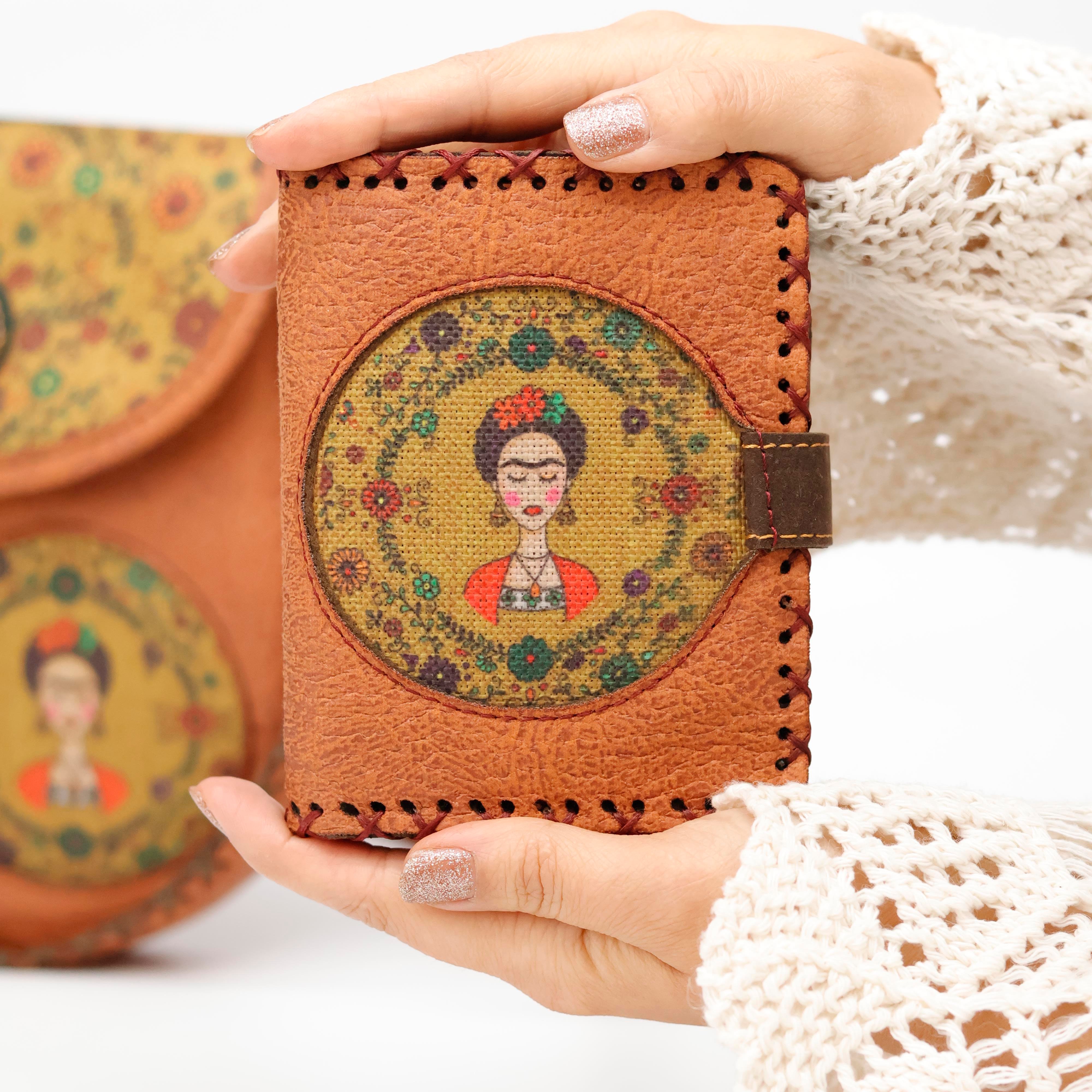 Frida Figürlü Tasarımlı Capraz Örgulu Kol Cantası ve Cuzdan Kombin – Taba