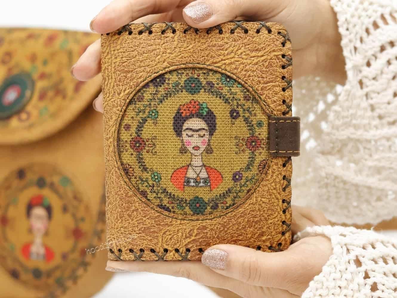 Frida Figürlü Tasarımlı Capraz Örgulu Kol Cantası ve Cuzdan Kombin – Hardal