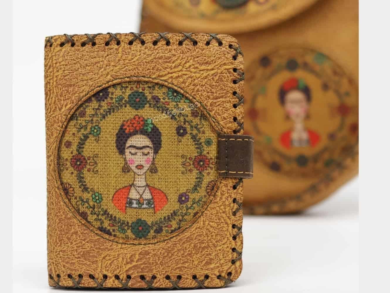 Frida Figürlü Tasarımlı Capraz Örgulu Kol Cantası ve Cuzdan Kombin – Hardal