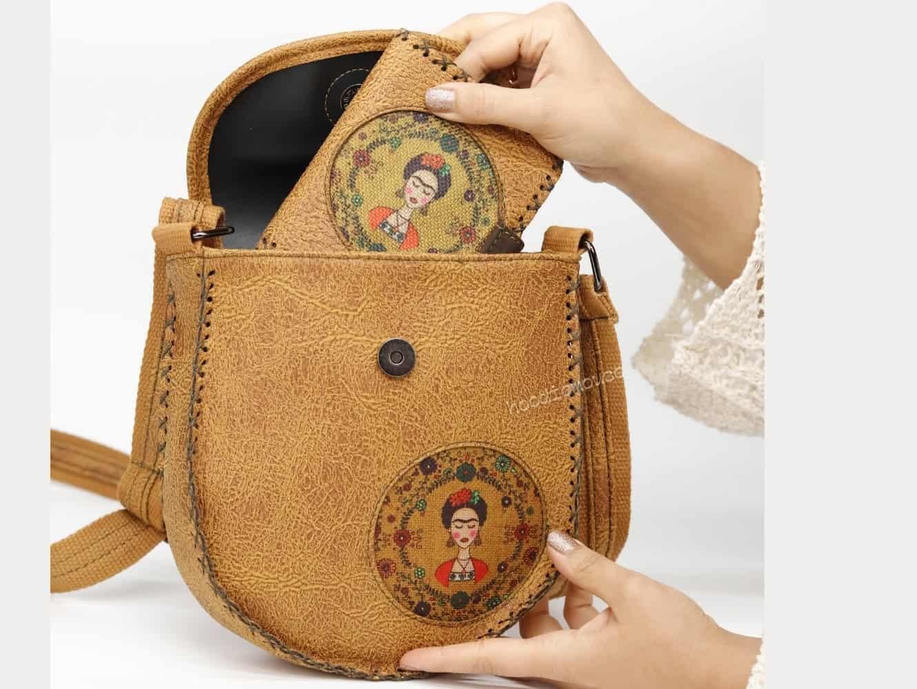 Frida Figürlü Tasarımlı Capraz Örgulu Kol Cantası ve Cuzdan Kombin – Hardal