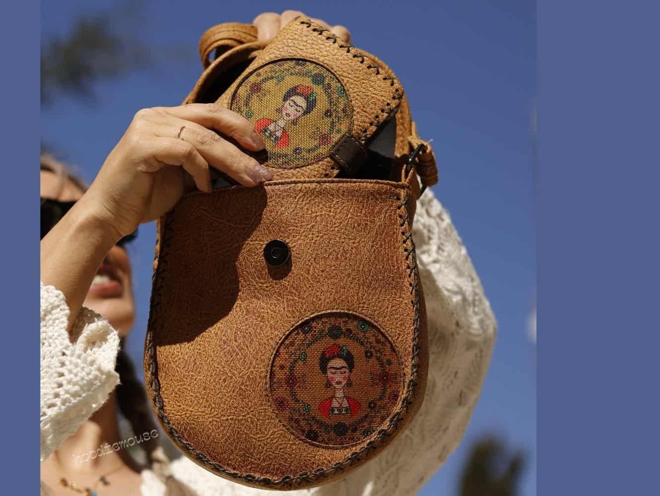 Frida Figürlü Tasarımlı Capraz Örgulu Kol Cantası ve Cuzdan Kombin – Hardal