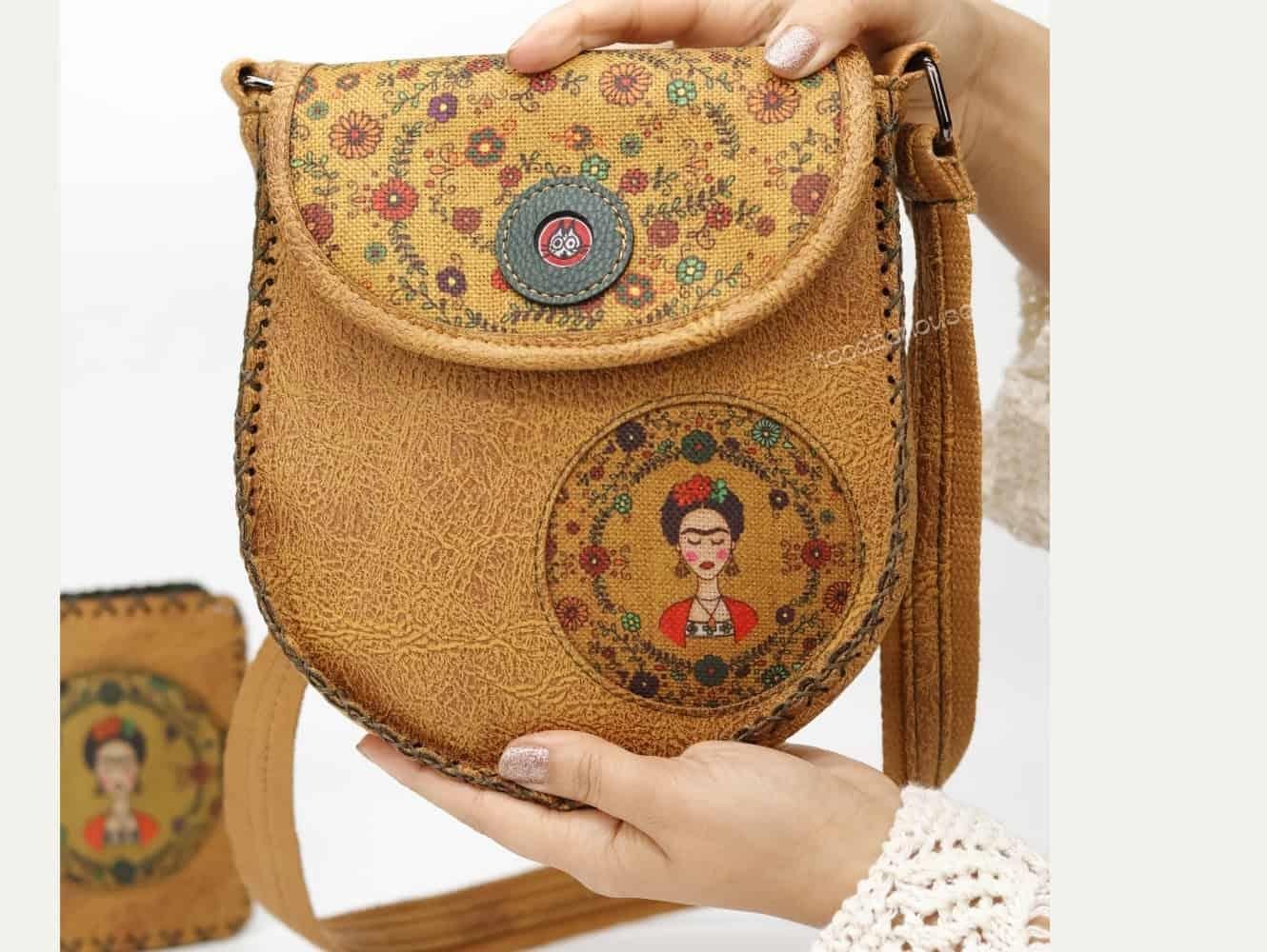 Frida Figürlü Tasarımlı Capraz Örgulu Kol Cantası ve Cuzdan Kombin – Hardal