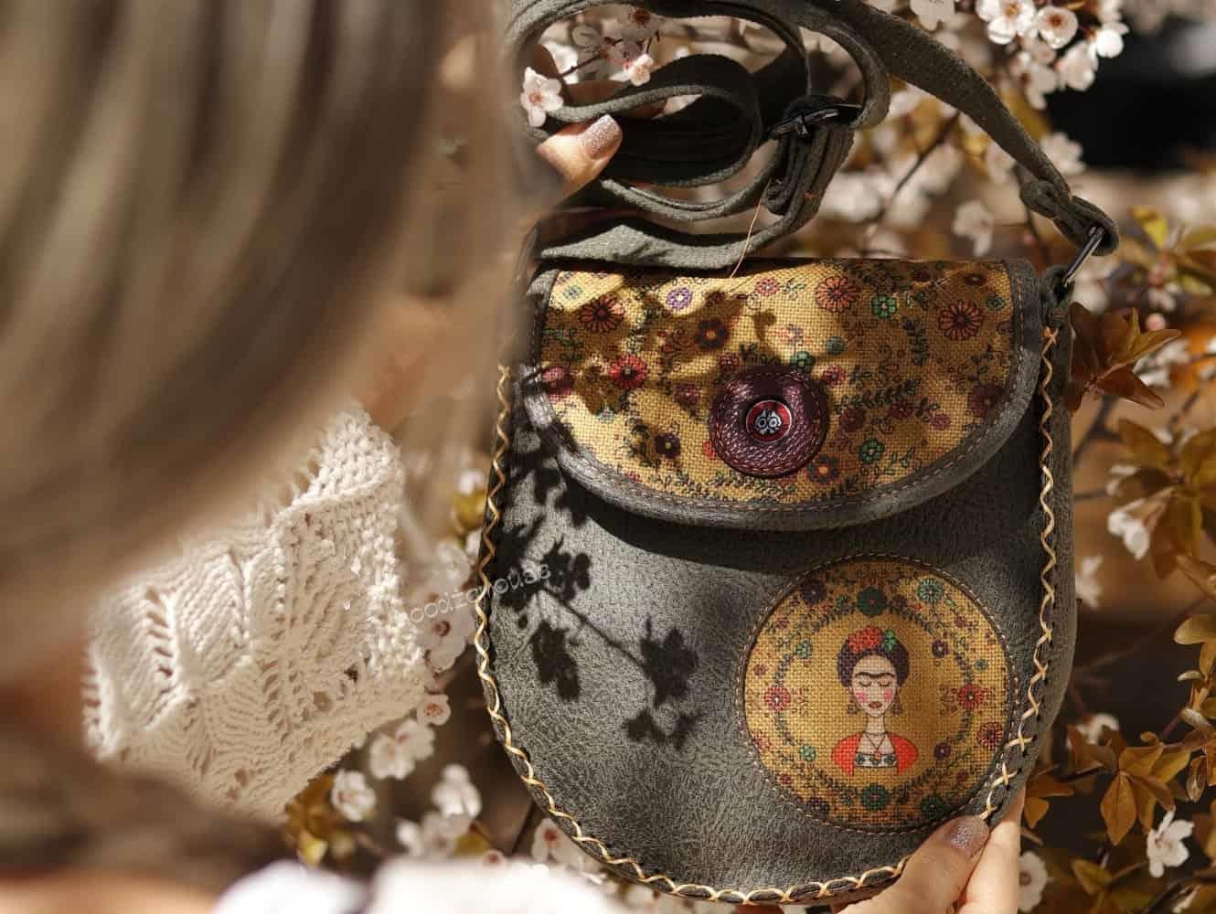 Frida Figürlü Tasarımlı Capraz Örgulu Kol Cantası ve Cuzdan Kombin – Yeşil