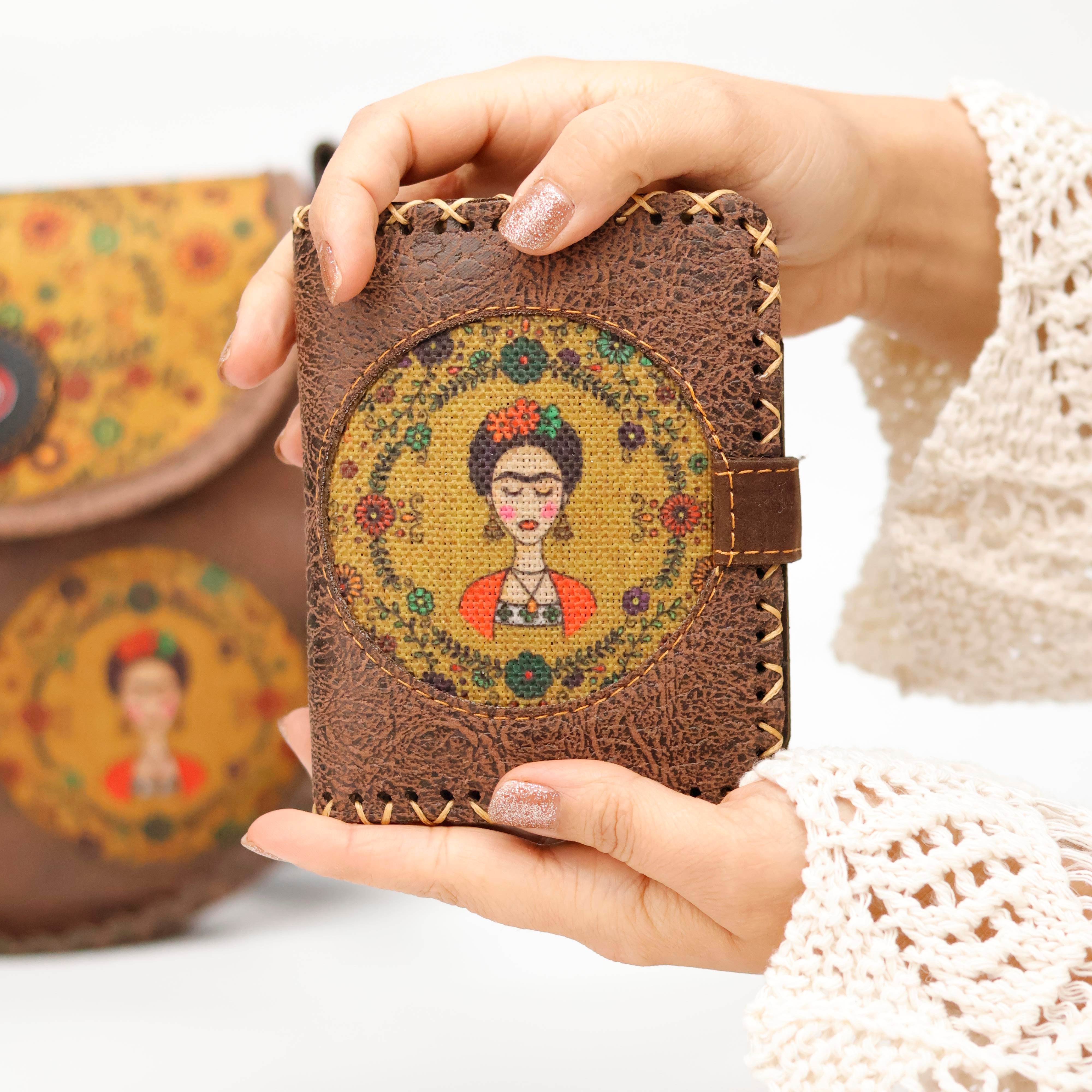 Frida Figürlü Tasarımlı Capraz Örgulu Kol Cantası ve Cuzdan Kombin – Kahverengi