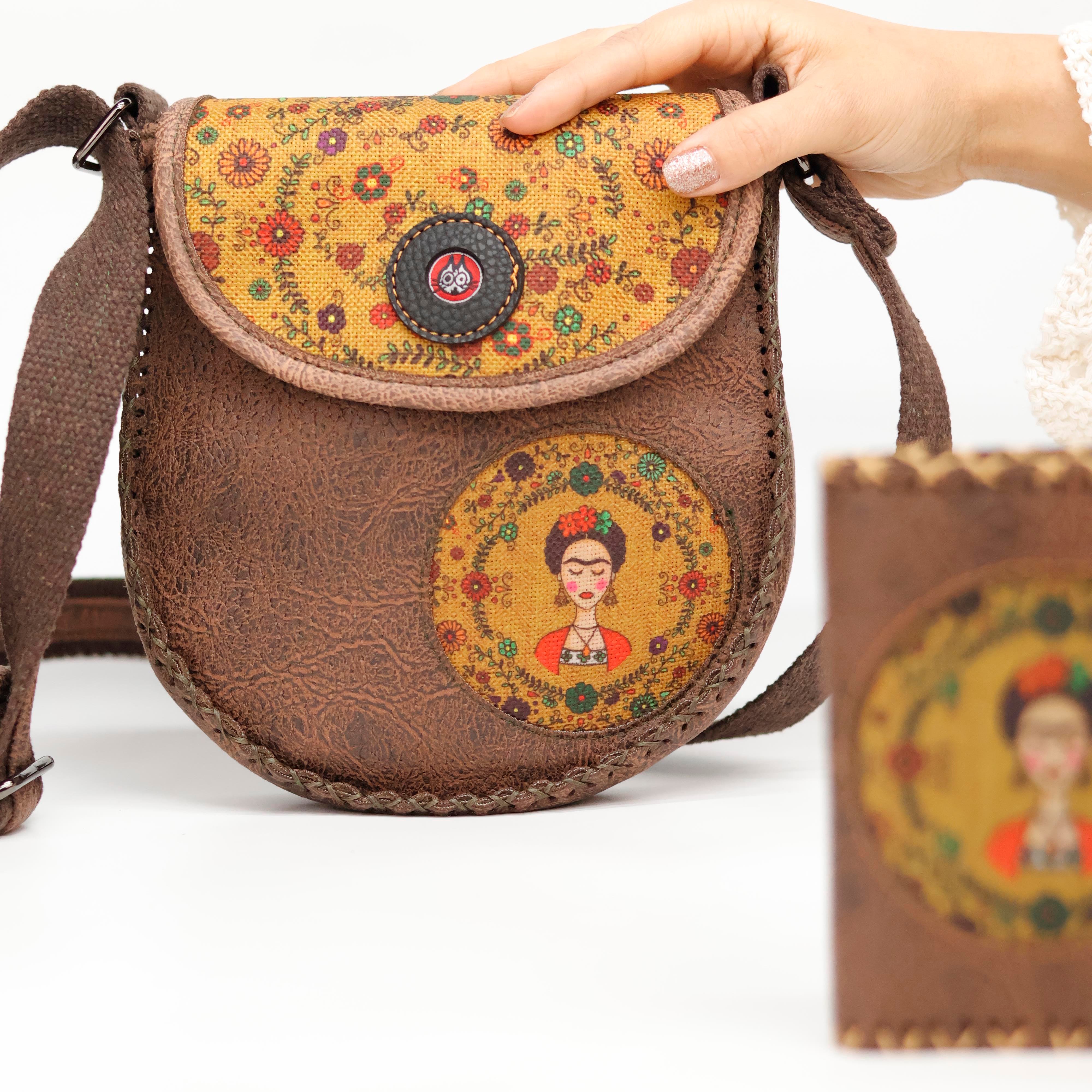 Frida Figürlü Tasarımlı Capraz Örgulu Kol Cantası ve Cuzdan Kombin – Kahverengi