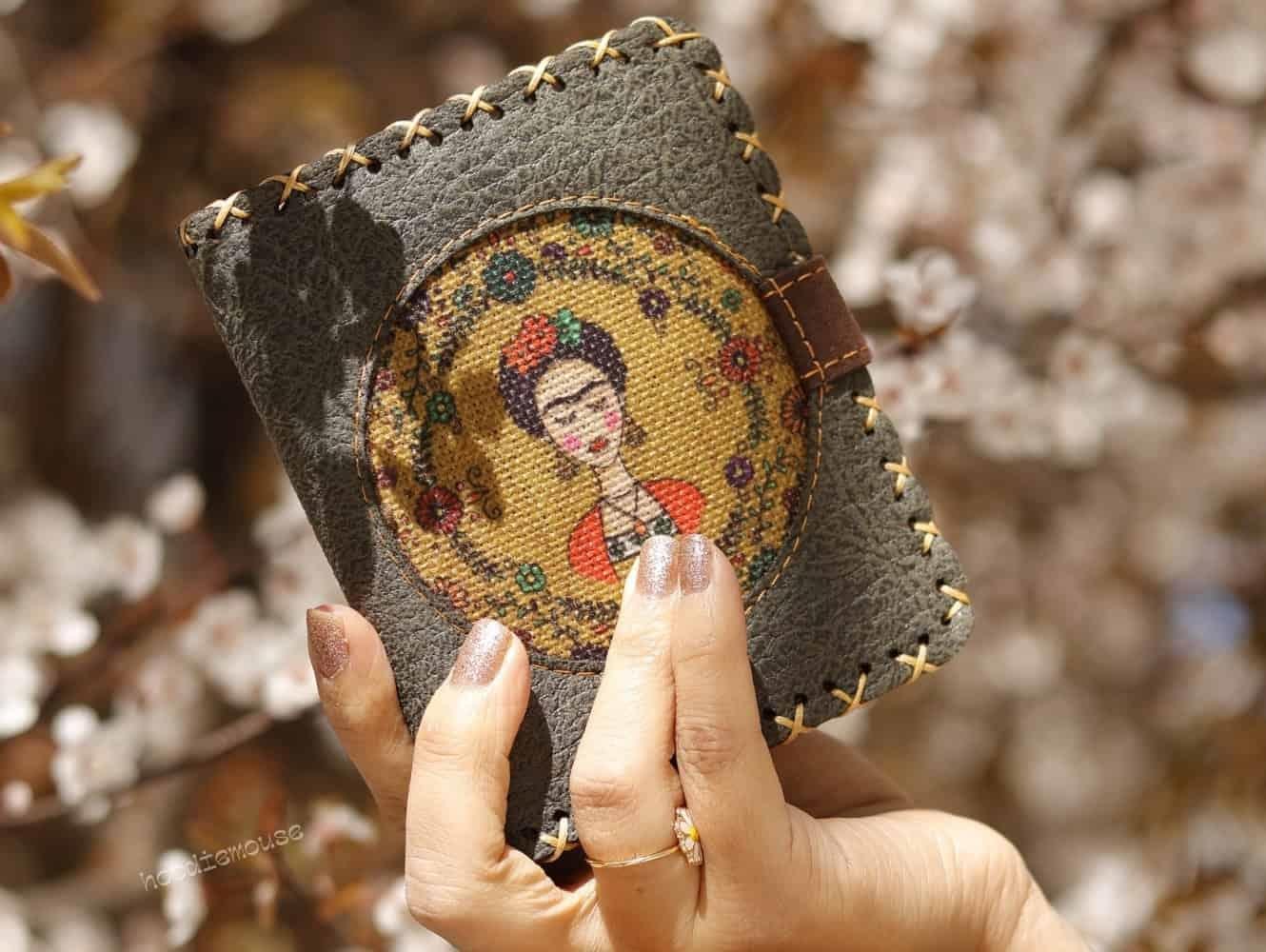 Frida Figürlü Tasarımlı Capraz Örgulu Kol Cantası ve Cuzdan Kombin – Yeşil