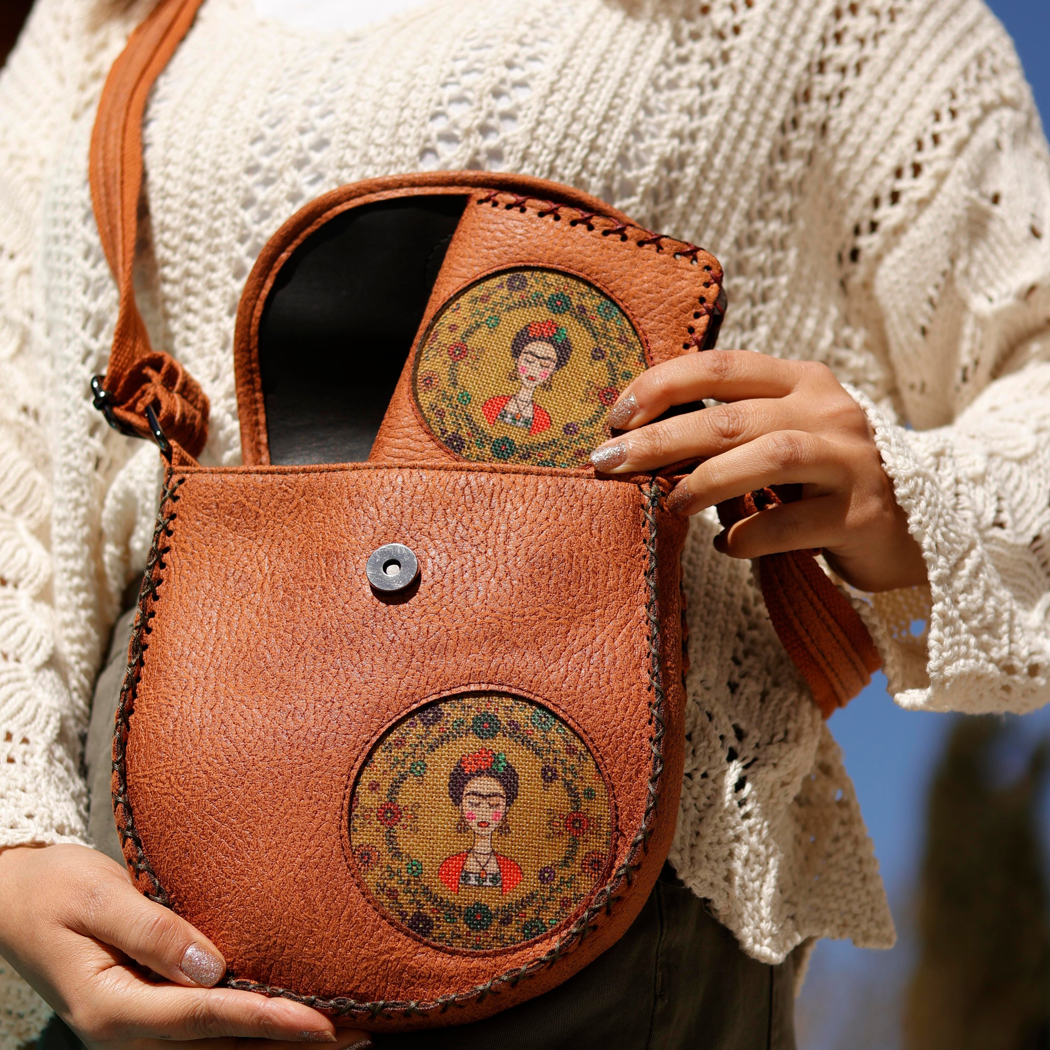 Frida Figürlü Tasarımlı Capraz Örgulu Kol Cantası ve Cuzdan Kombin – Taba