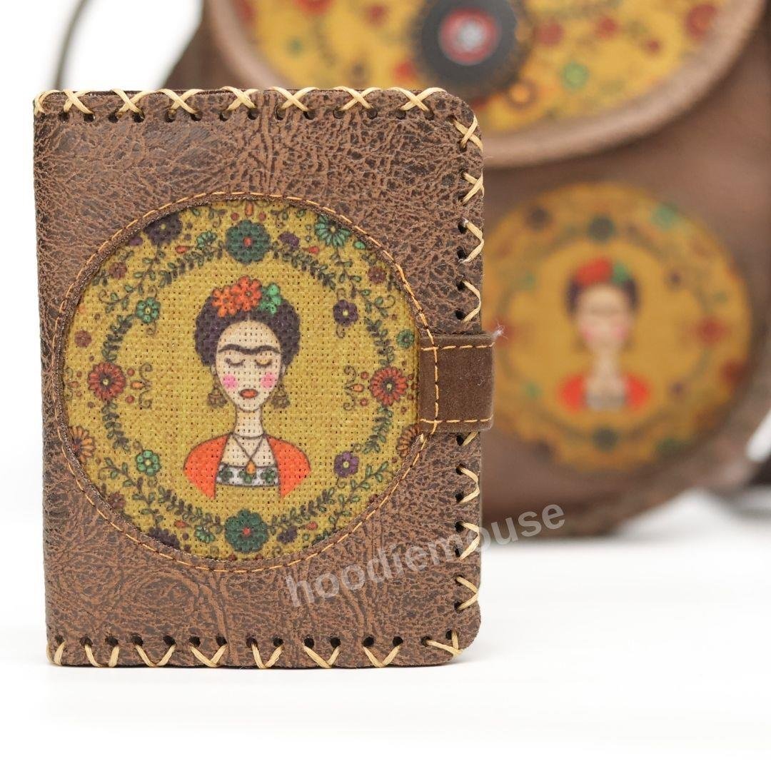 Frida Figürlü Tasarımlı Capraz Örgulu Kol Cantası ve Cuzdan Kombin – Kahverengi