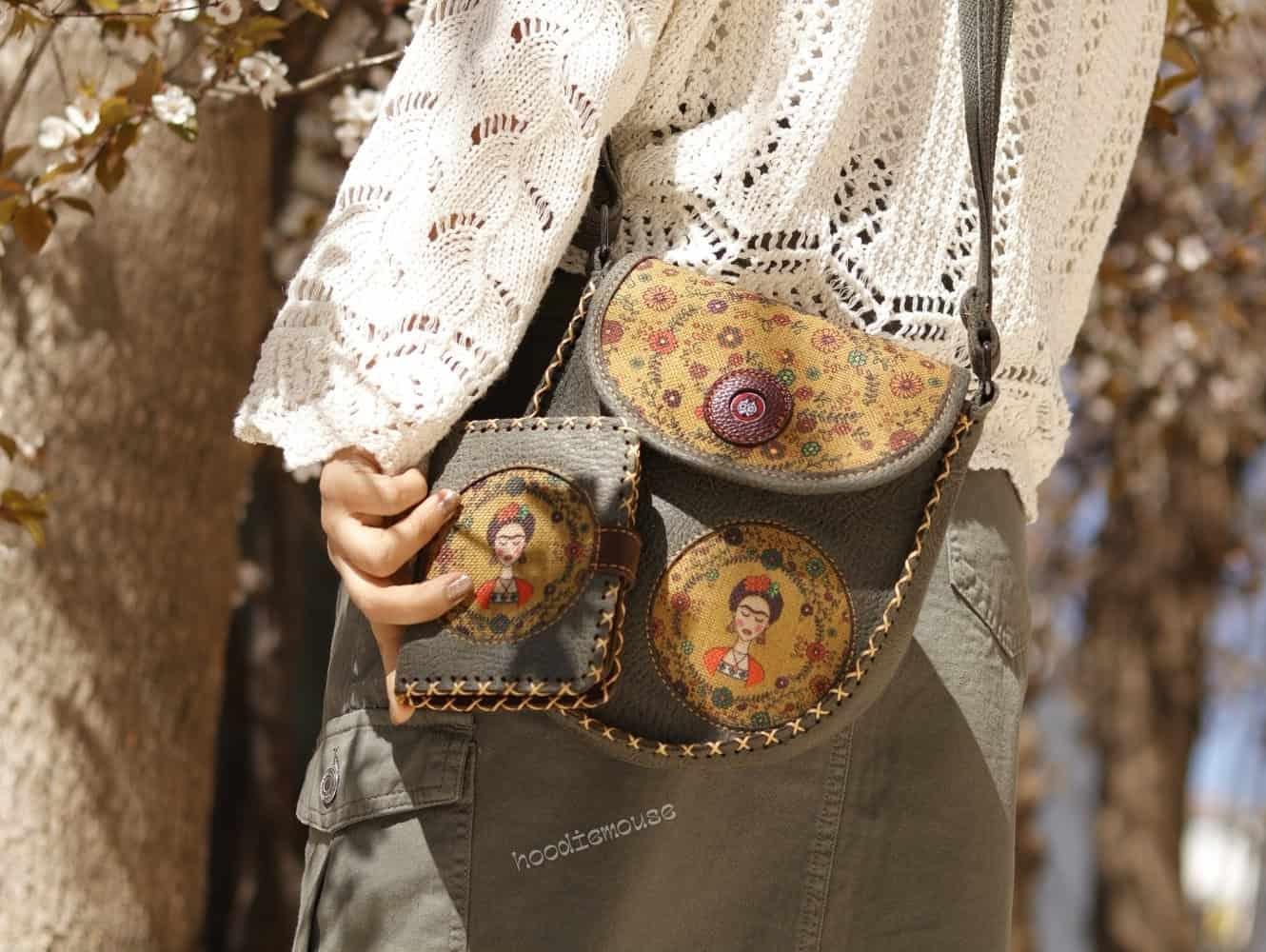 Frida Figürlü Tasarımlı Capraz Örgulu Kol Cantası ve Cuzdan Kombin – Yeşil