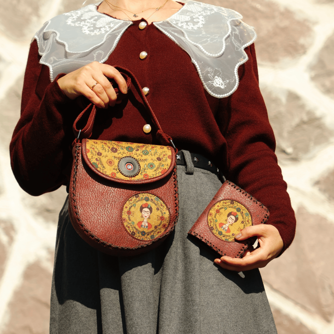 Frida Figürlü Tasarımlı Capraz Örgulu Kol Cantası Bordo ve Cuzdan Bordo KOMBİN