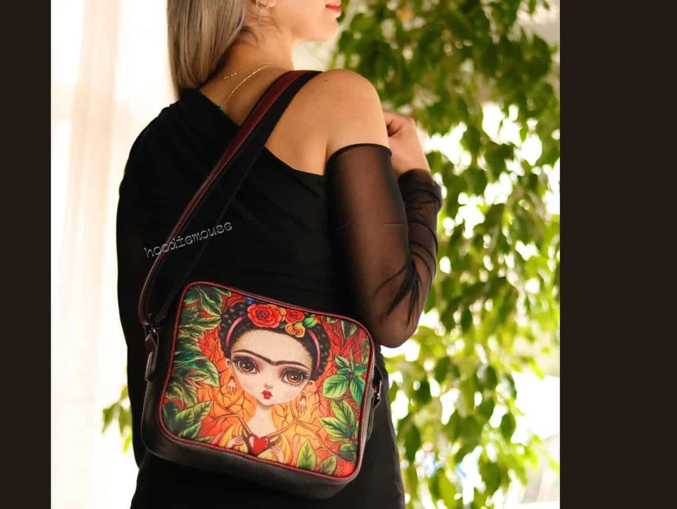 Frida Tasarımlı Orta Boy Postacı Çanta / Siyah